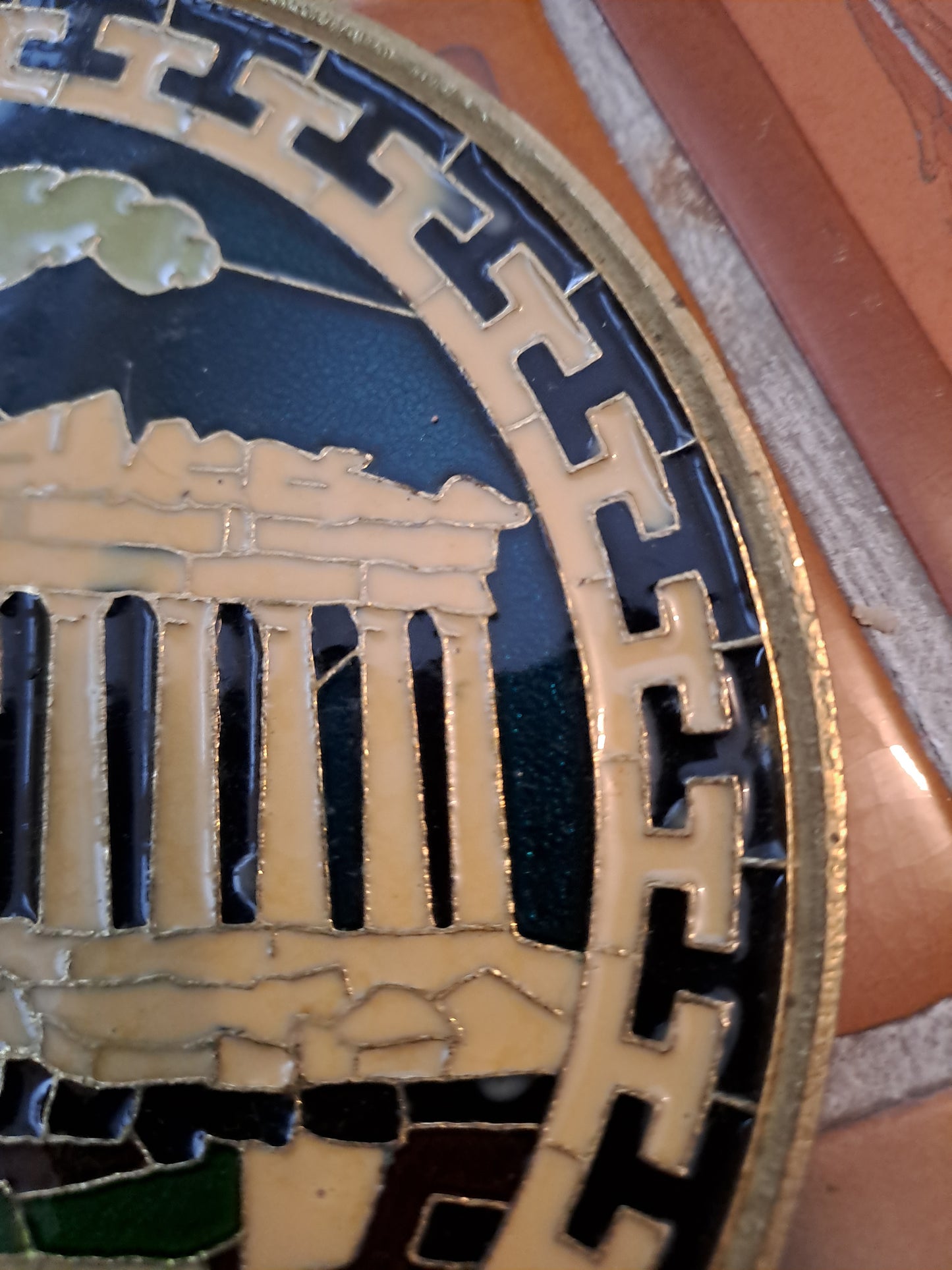 Assiette murale. Bronze/ Laiton à définir. Émaillée. Acropole.