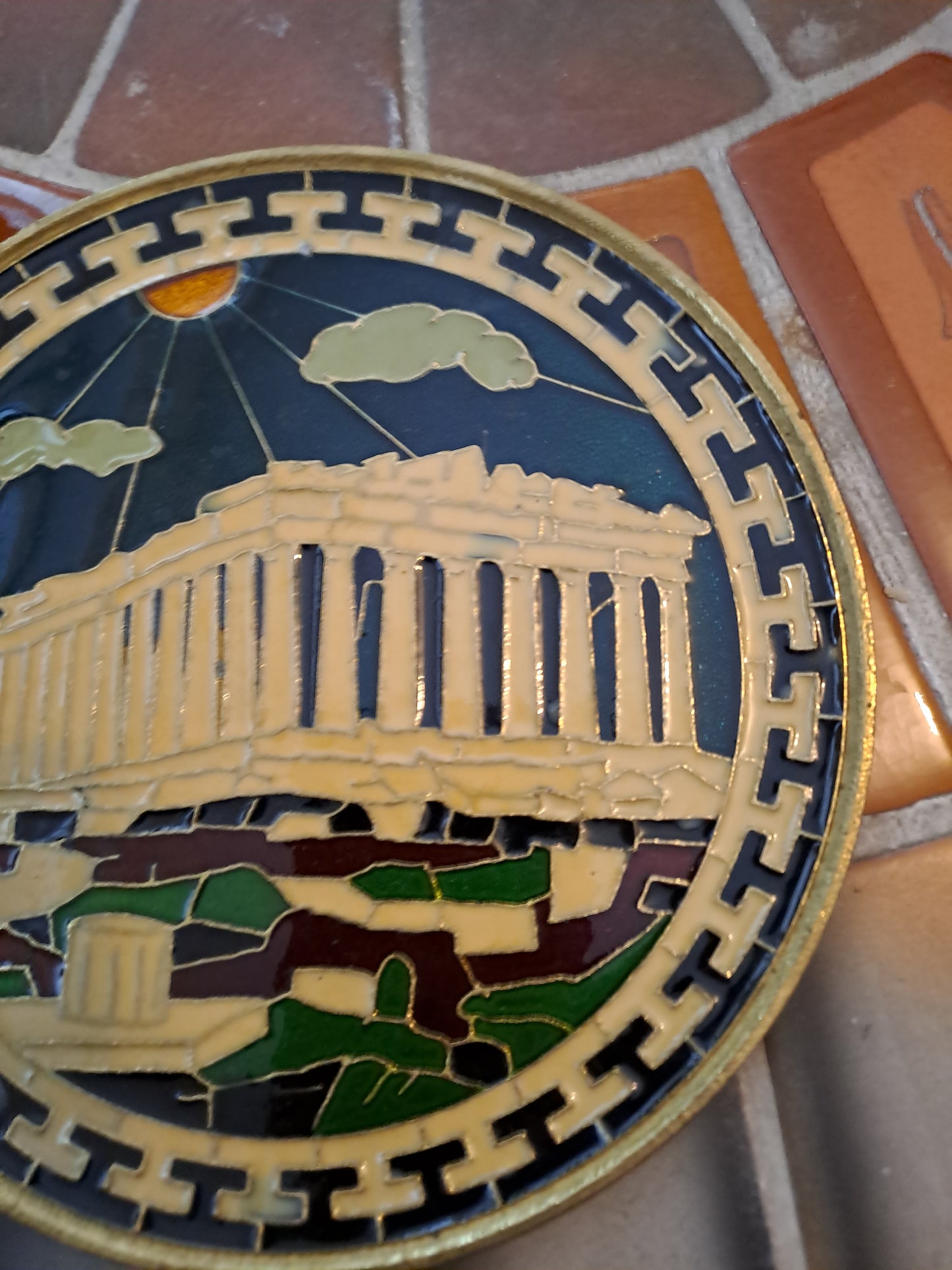 Assiette murale. Bronze/ Laiton à définir. Émaillée. Acropole.