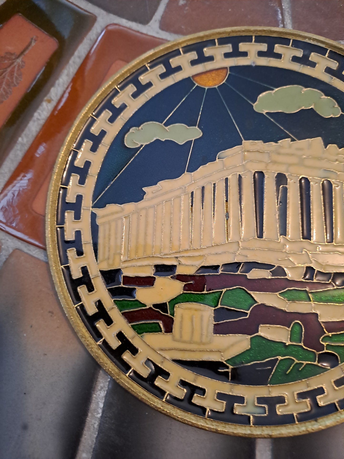 Assiette murale. Bronze/ Laiton à définir. Émaillée. Acropole.