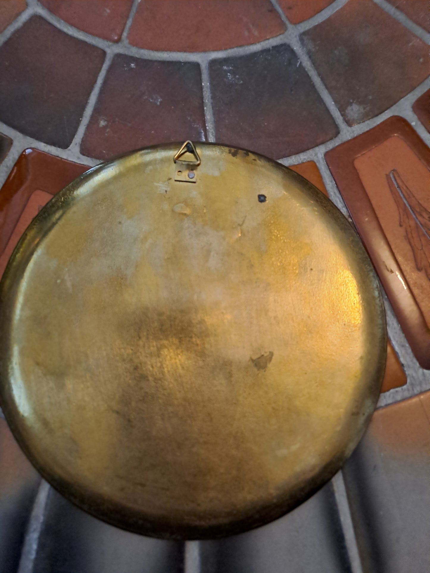 Assiette murale. Bronze/ Laiton à définir. Émaillée. Acropole.