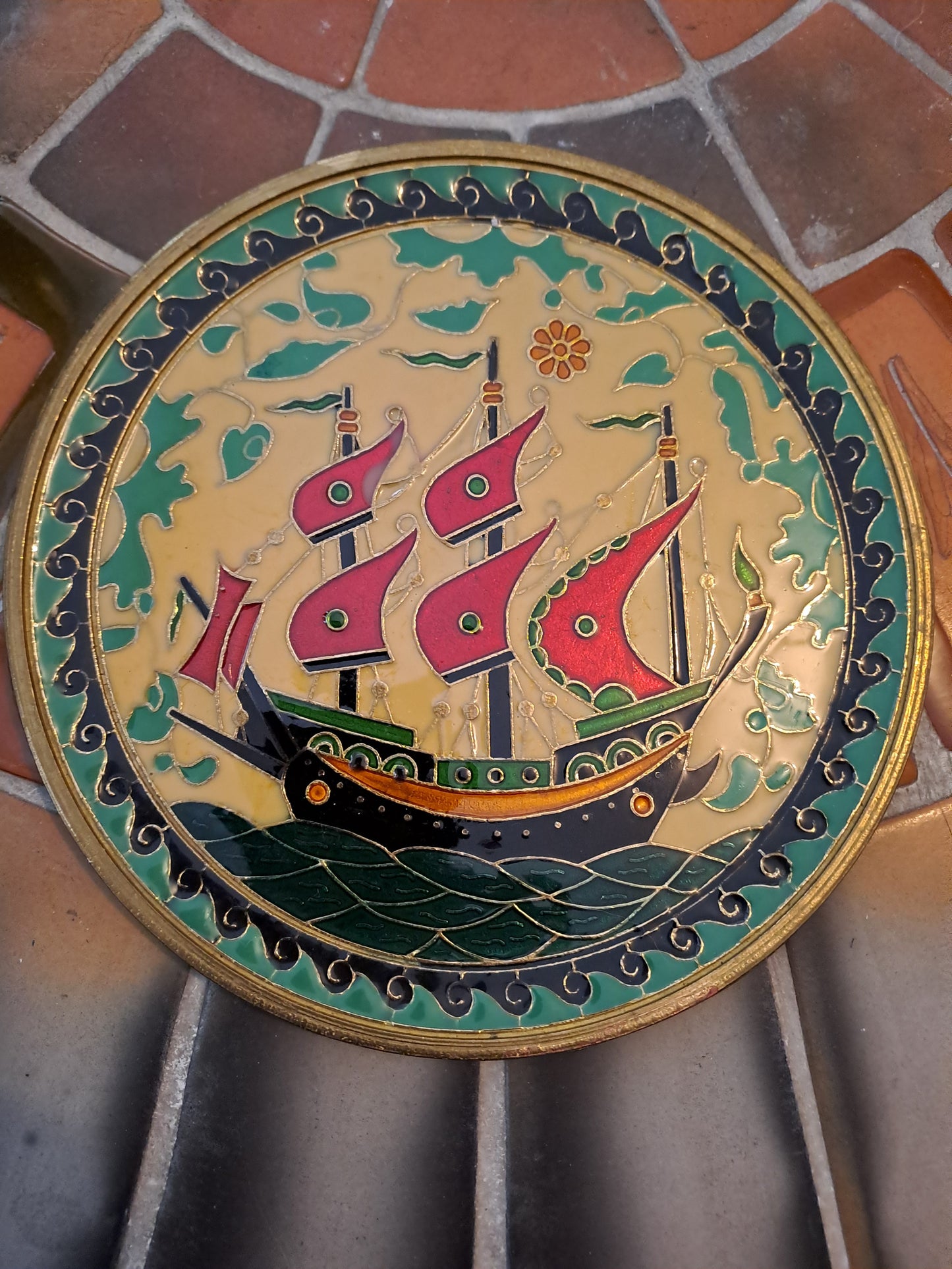 Assiette Murale. Bronze / Laiton( à définir). Céramique Cloisonnée. Galion.