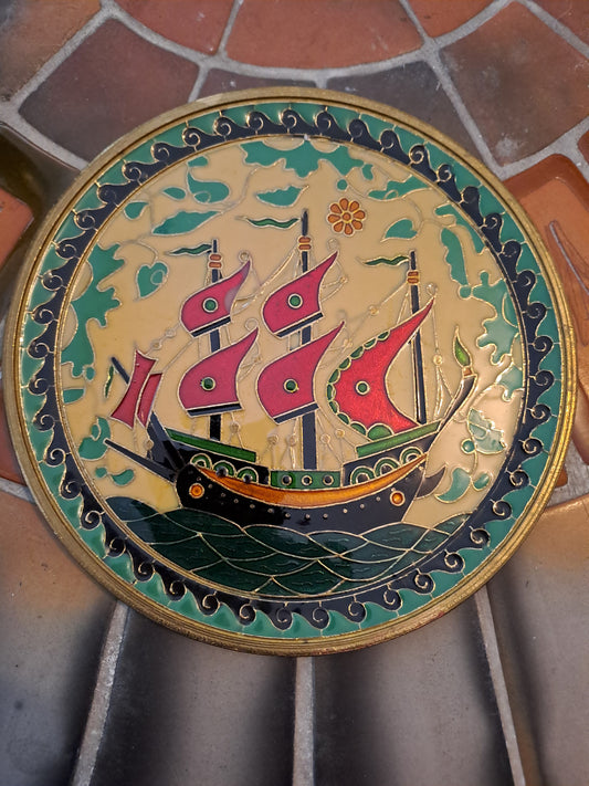 Assiette Murale. Bronze / Laiton( à définir). Céramique Cloisonnée. Galion.