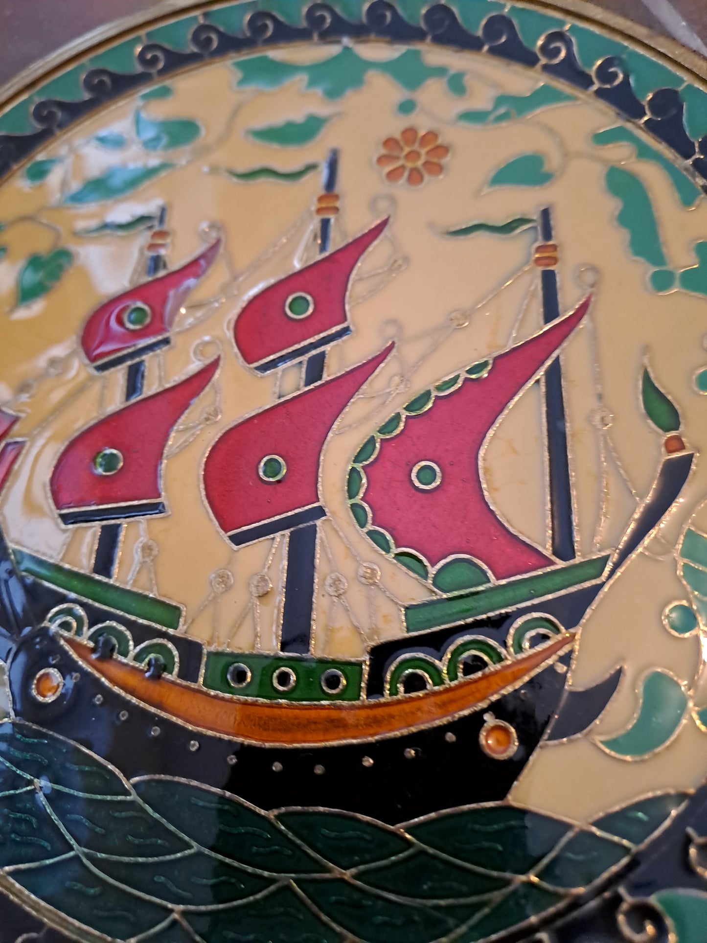 Assiette Murale. Bronze / Laiton( à définir). Céramique Cloisonnée. Galion.