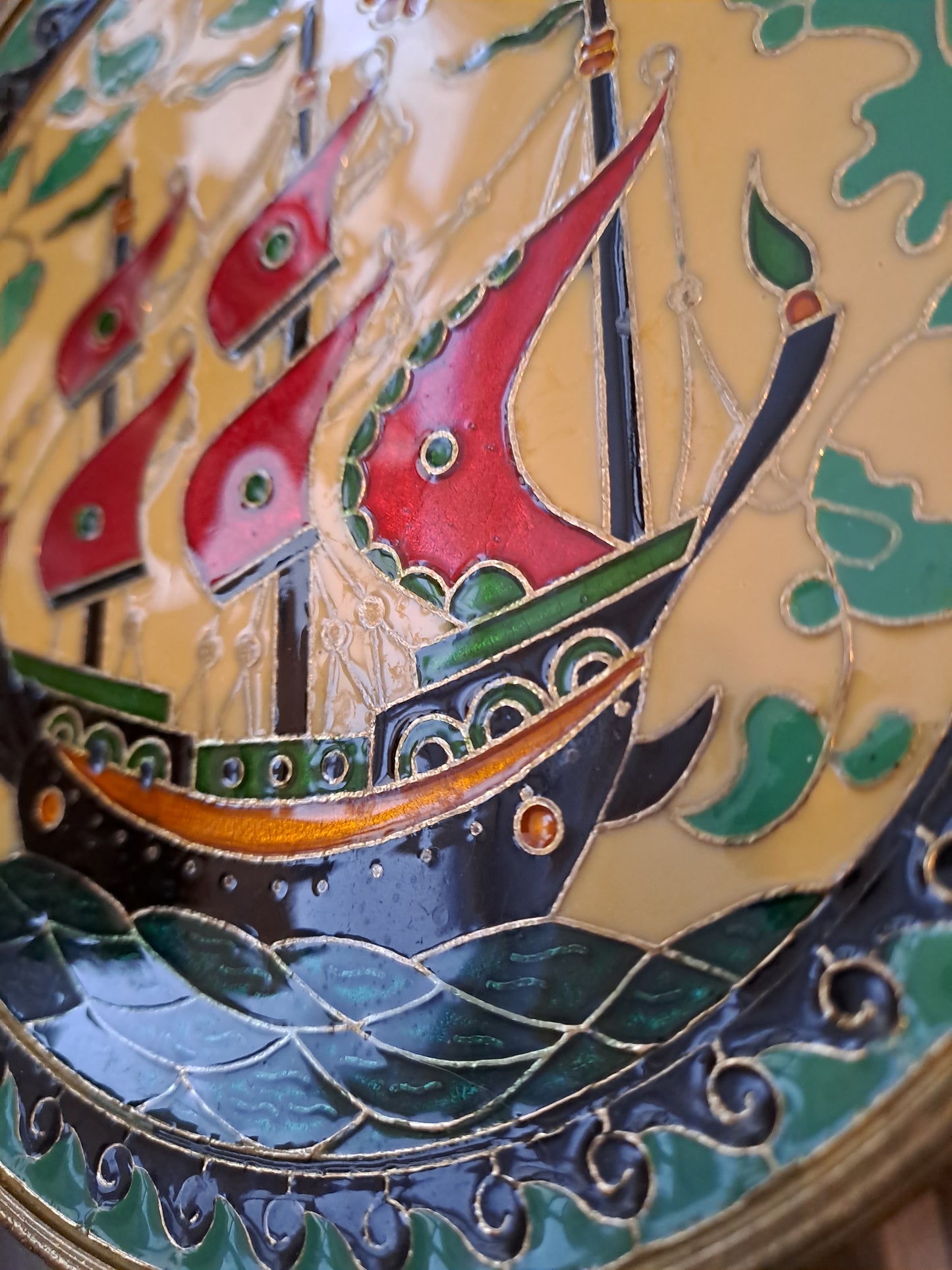 Assiette Murale. Bronze / Laiton( à définir). Céramique Cloisonnée. Galion.