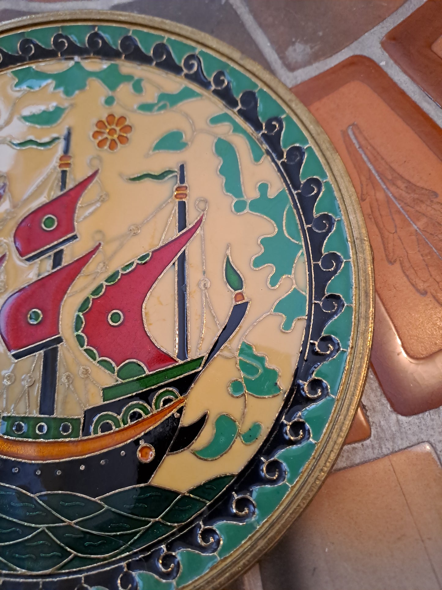 Assiette Murale. Bronze / Laiton( à définir). Céramique Cloisonnée. Galion.