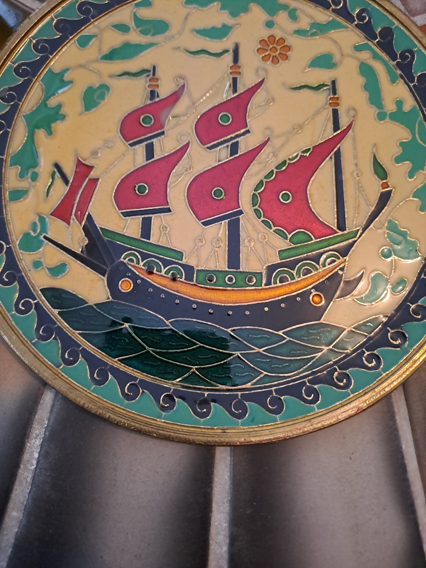 Assiette Murale. Bronze / Laiton( à définir). Céramique Cloisonnée. Galion.