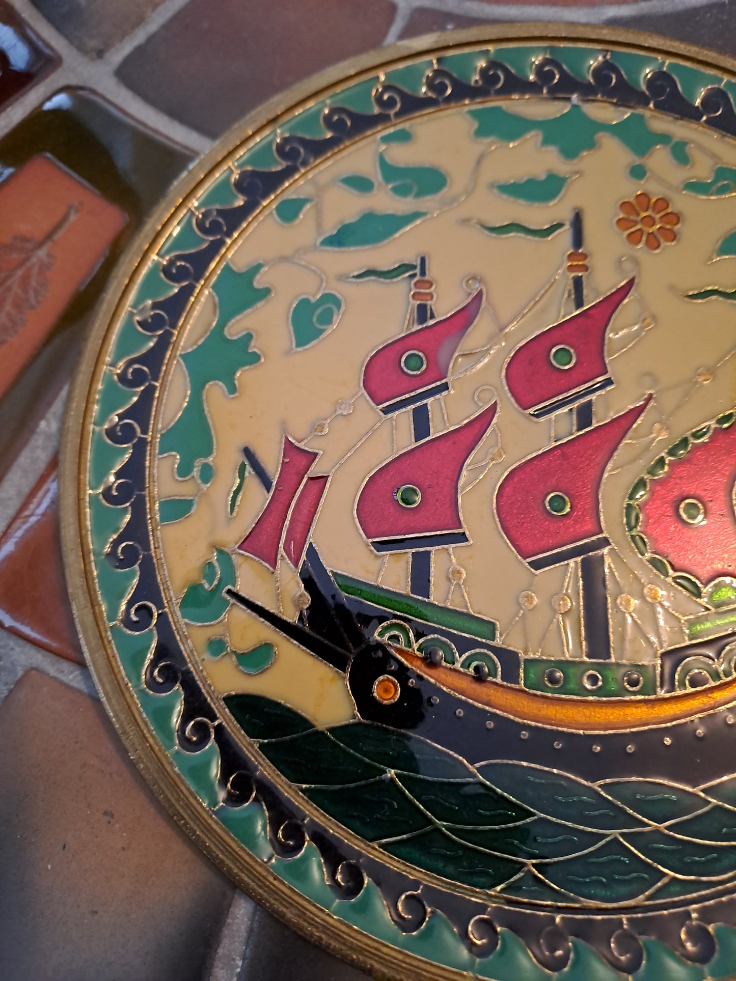 Assiette Murale. Bronze / Laiton( à définir). Céramique Cloisonnée. Galion.