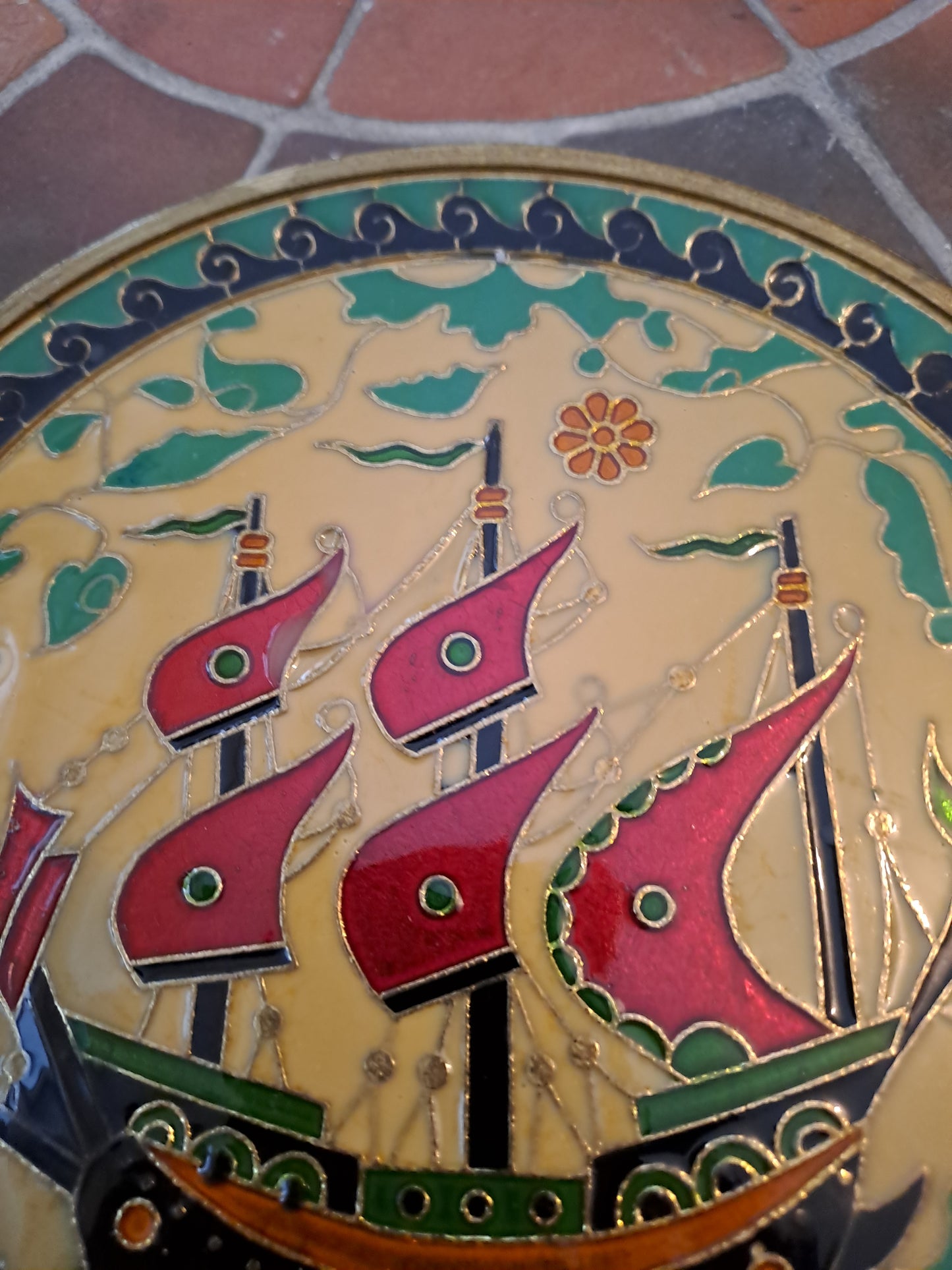 Assiette Murale. Bronze / Laiton( à définir). Céramique Cloisonnée. Galion.