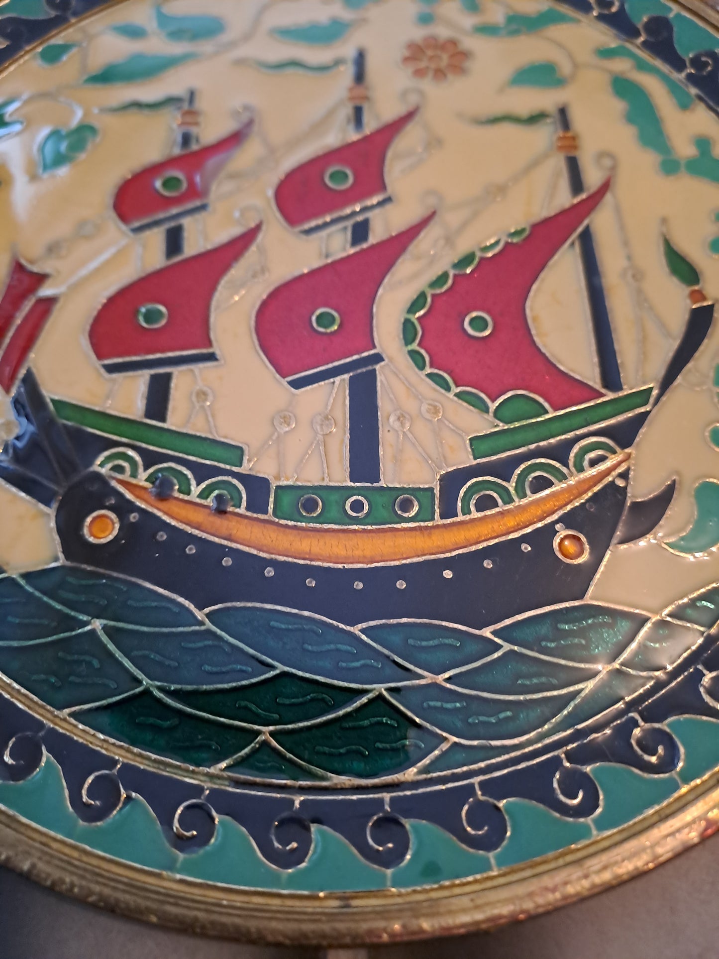 Assiette Murale. Bronze / Laiton( à définir). Céramique Cloisonnée. Galion.