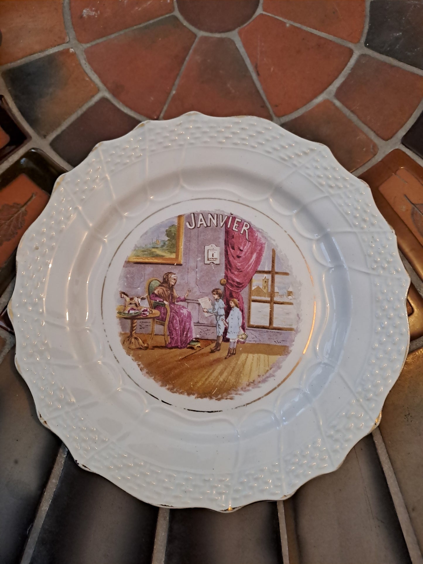 Assiette Saint Amand Et Hamage. Janvier. 20.5 Cm.