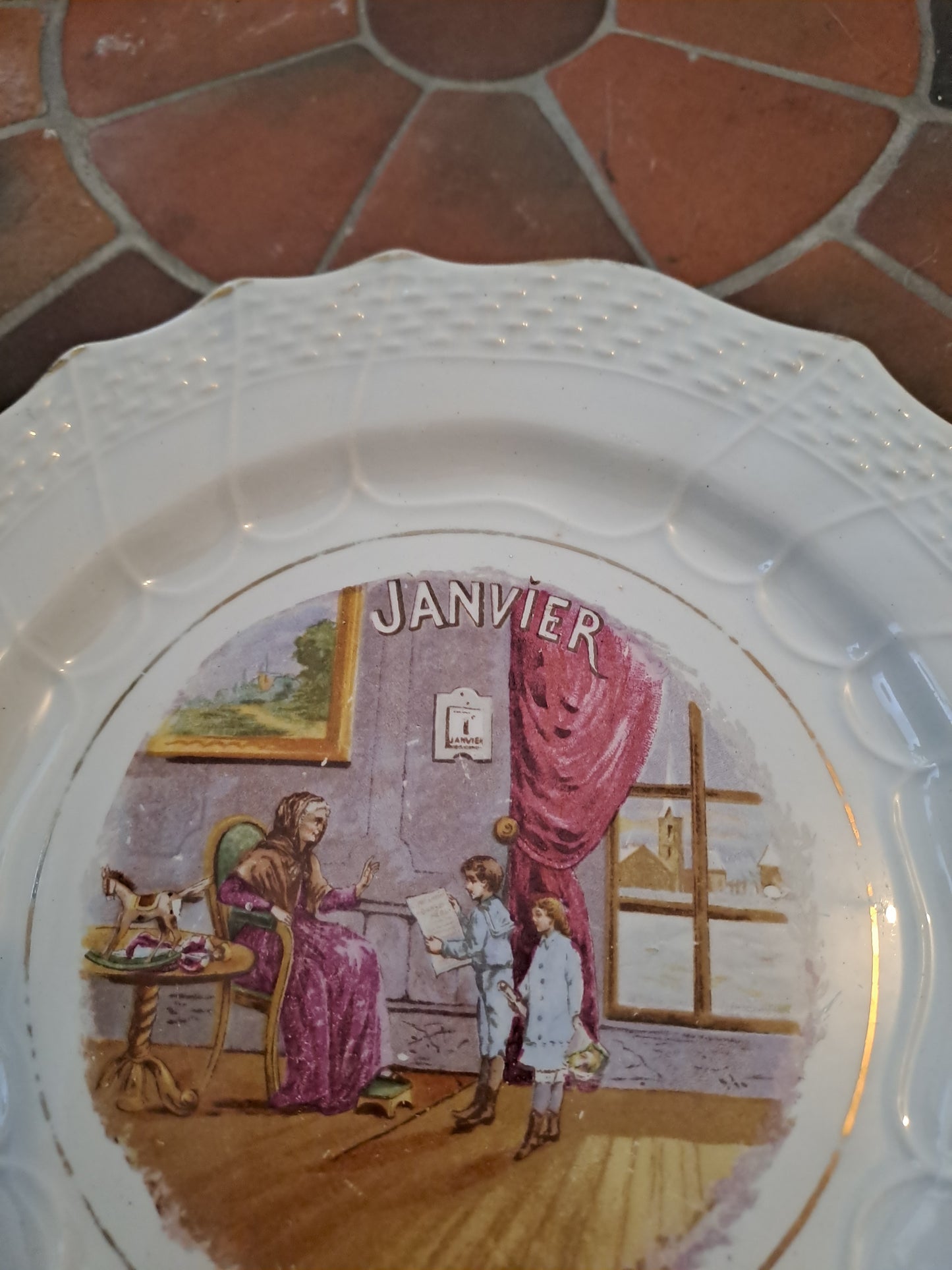 Assiette Saint Amand Et Hamage. Janvier. 20.5 Cm.