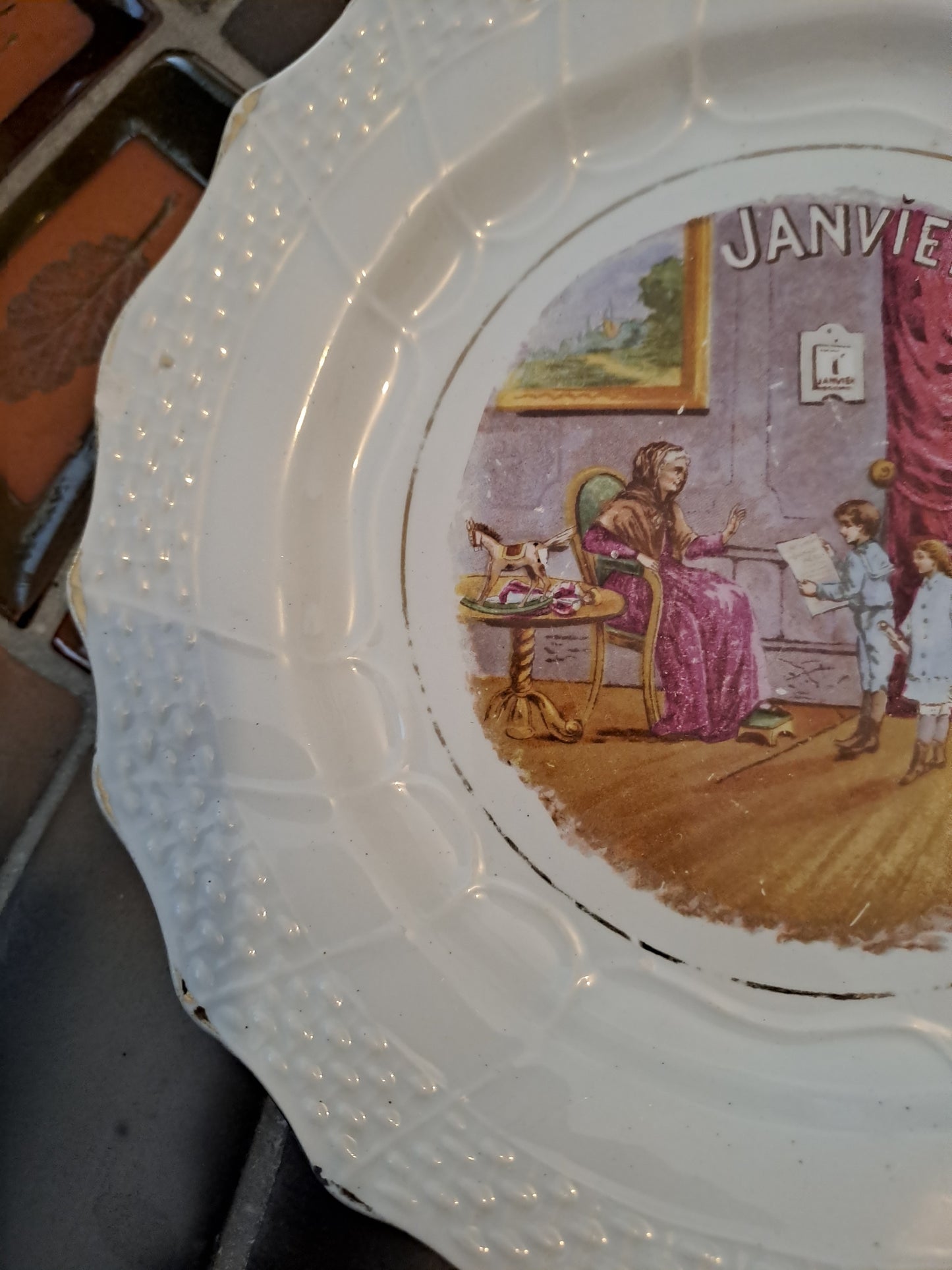 Assiette Saint Amand Et Hamage. Janvier. 20.5 Cm.