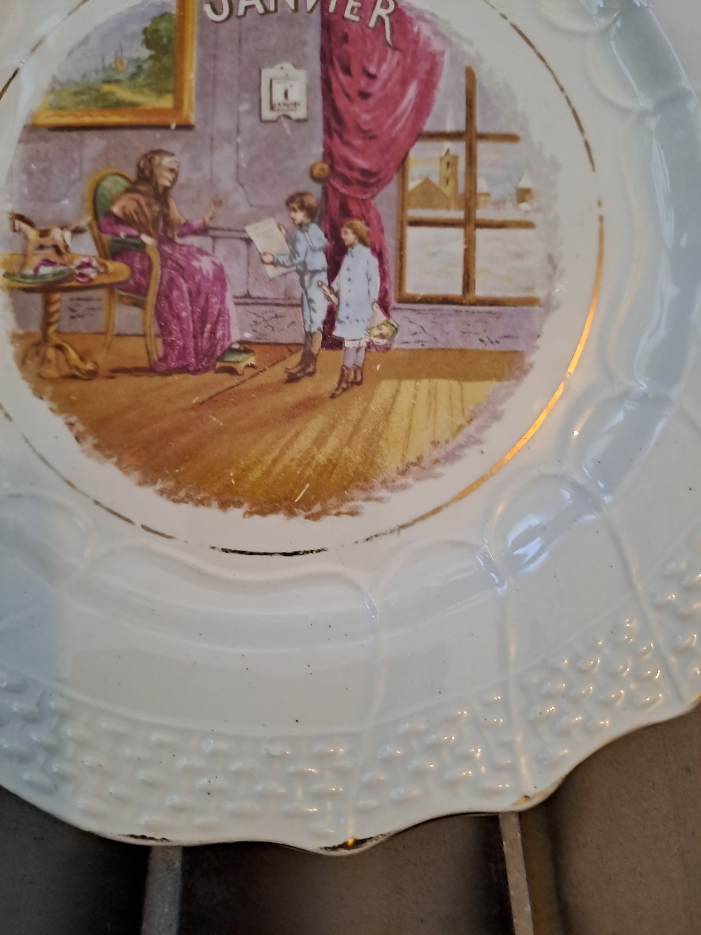 Assiette Saint Amand Et Hamage. Janvier. 20.5 Cm.