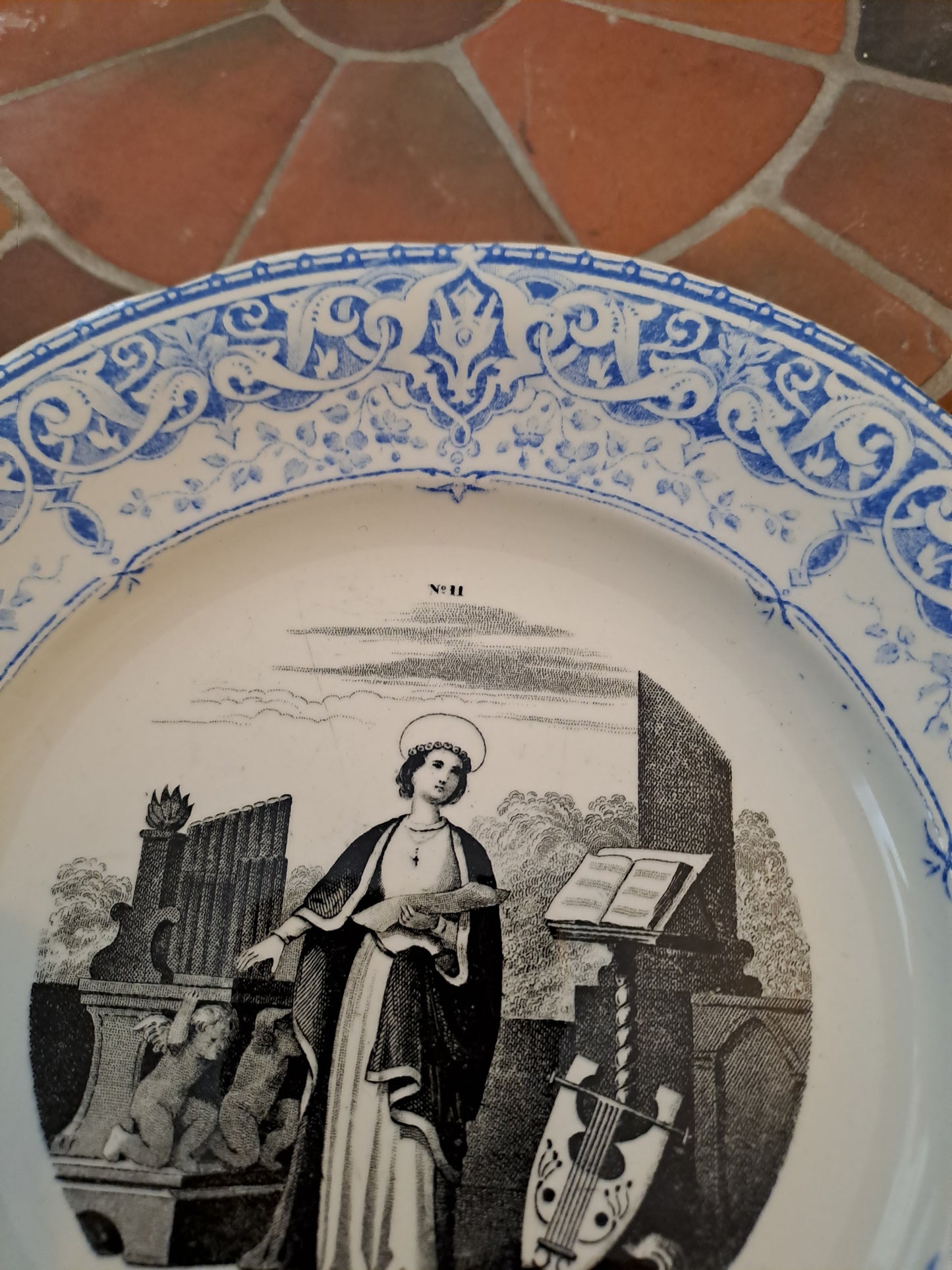 Assiette. Sainte Cécile. Creuil Et Montereau. N°11.