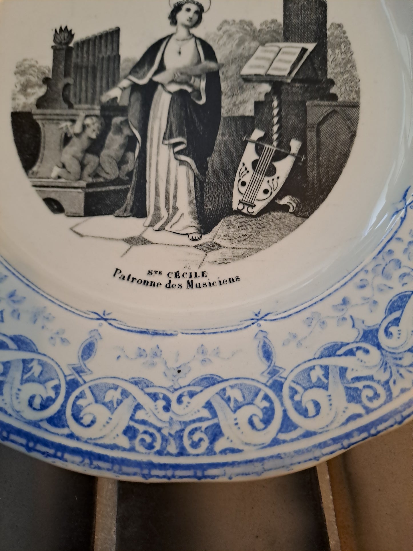 Assiette. Sainte Cécile. Creuil Et Montereau. N°11.