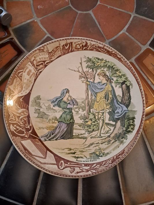 Assiette décorative. Sarreguemines. Jeanne d'arc au bois chesnu. Ancien décoration vintage catholique