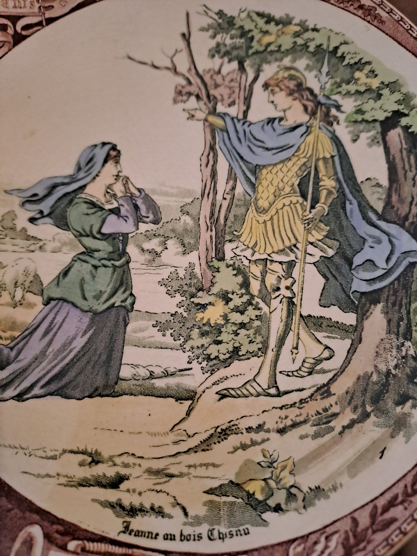 Assiette décorative. Sarreguemines. Jeanne d'arc au bois chesnu. Ancien décoration vintage catholique