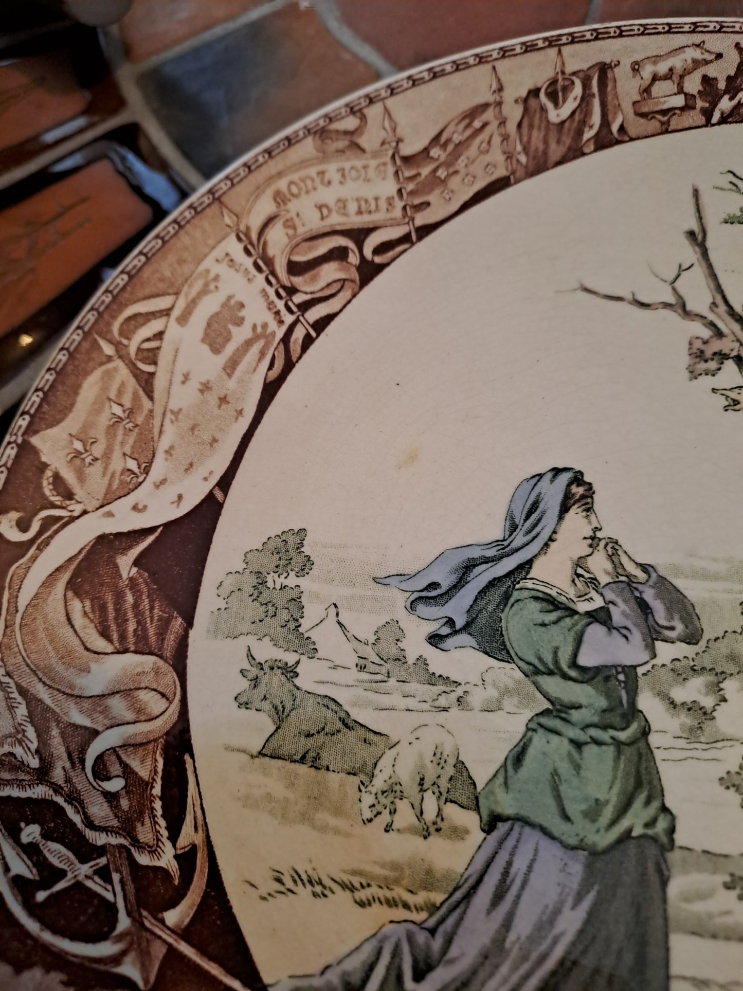 Assiette décorative. Sarreguemines. Jeanne d'arc au bois chesnu. Ancien décoration vintage catholique