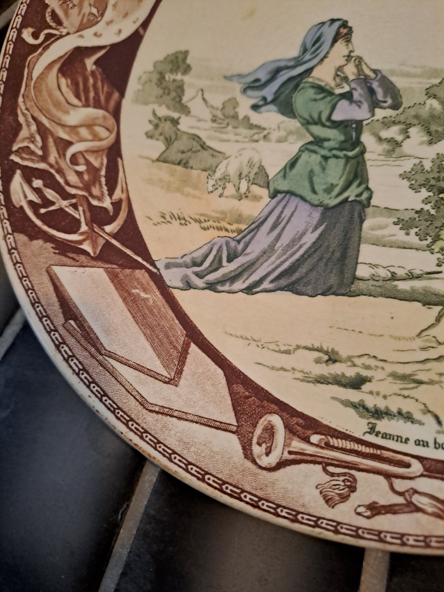 Assiette décorative. Sarreguemines. Jeanne d'arc au bois chesnu. Ancien décoration vintage catholique