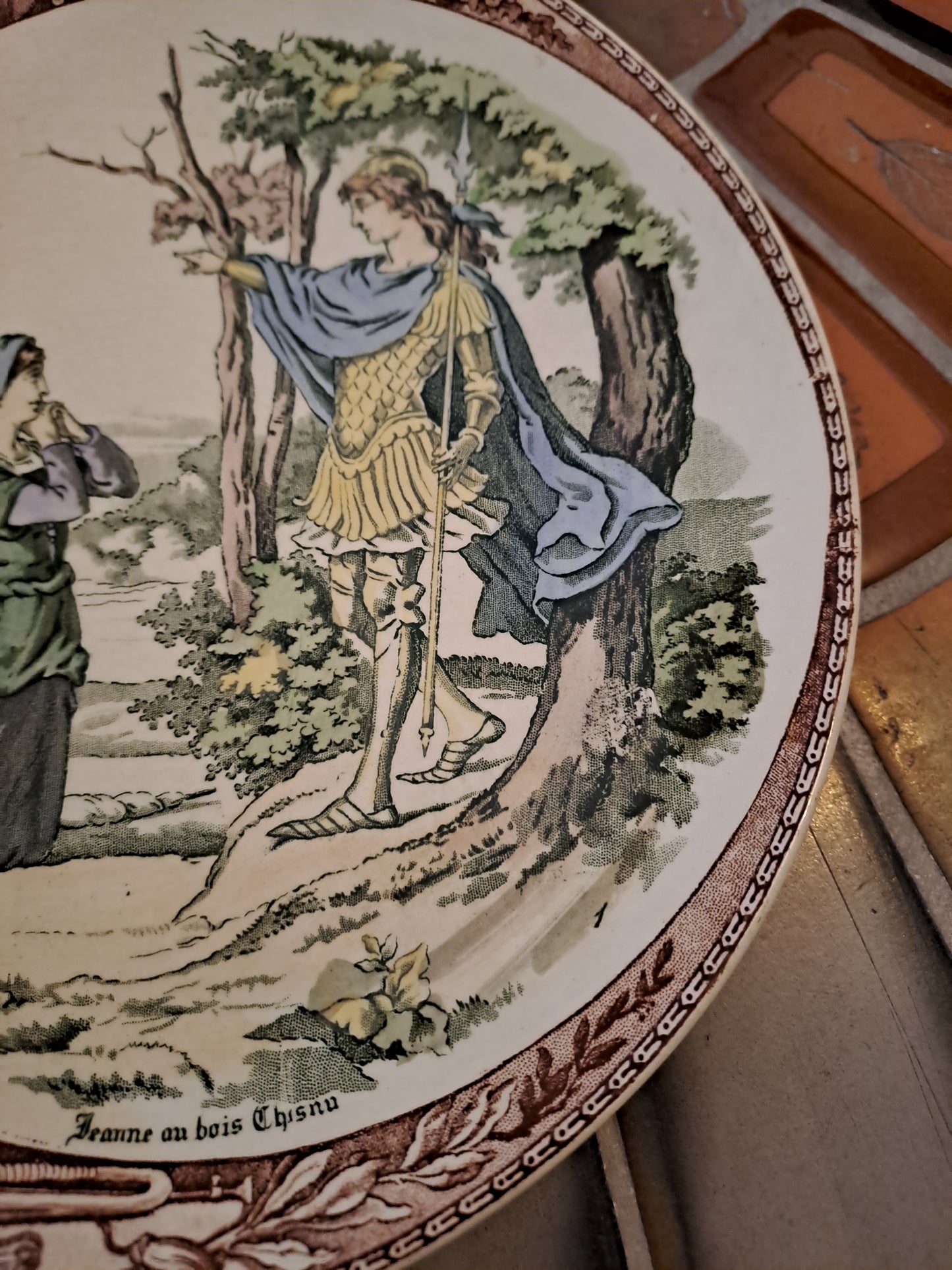 Assiette décorative. Sarreguemines. Jeanne d'arc au bois chesnu. Ancien décoration vintage catholique