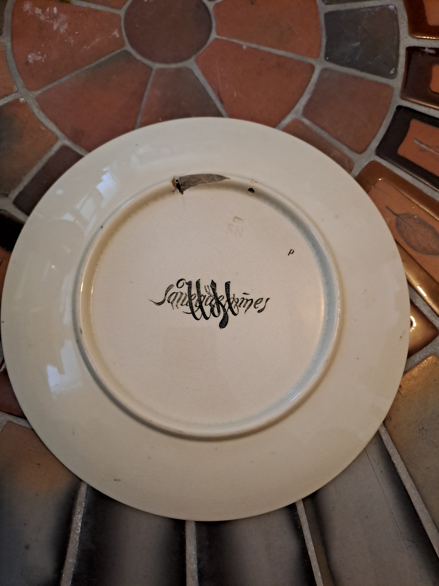 Assiette décorative. Sarreguemines. Jeanne d'arc au bois chesnu. Ancien décoration vintage catholique