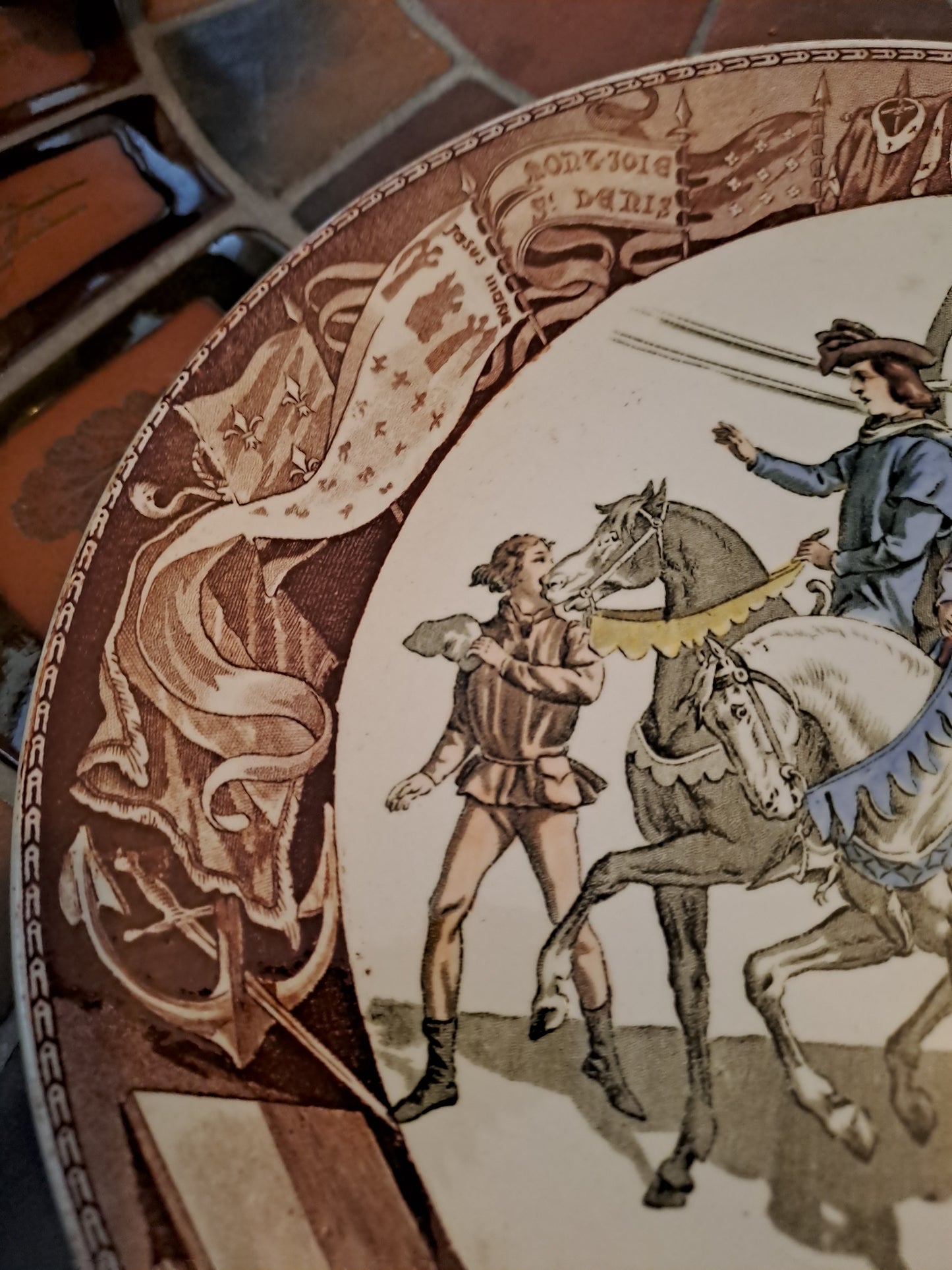 Assiette sarreguemines. Départ de Jeanne d'Arc pour Chinon. Ancien décoration vintage catholique