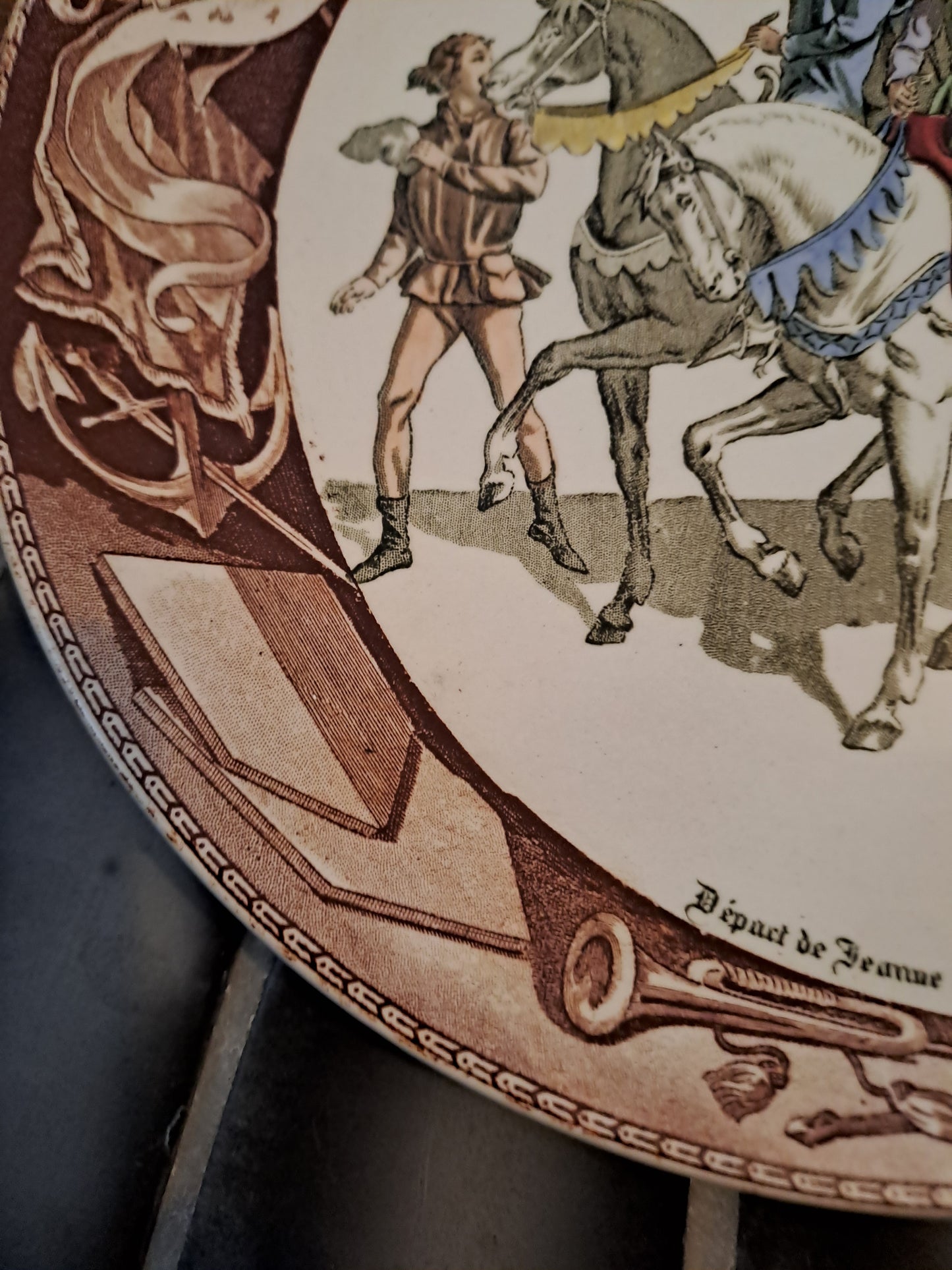 Assiette sarreguemines. Départ de Jeanne d'Arc pour Chinon. Ancien décoration vintage catholique