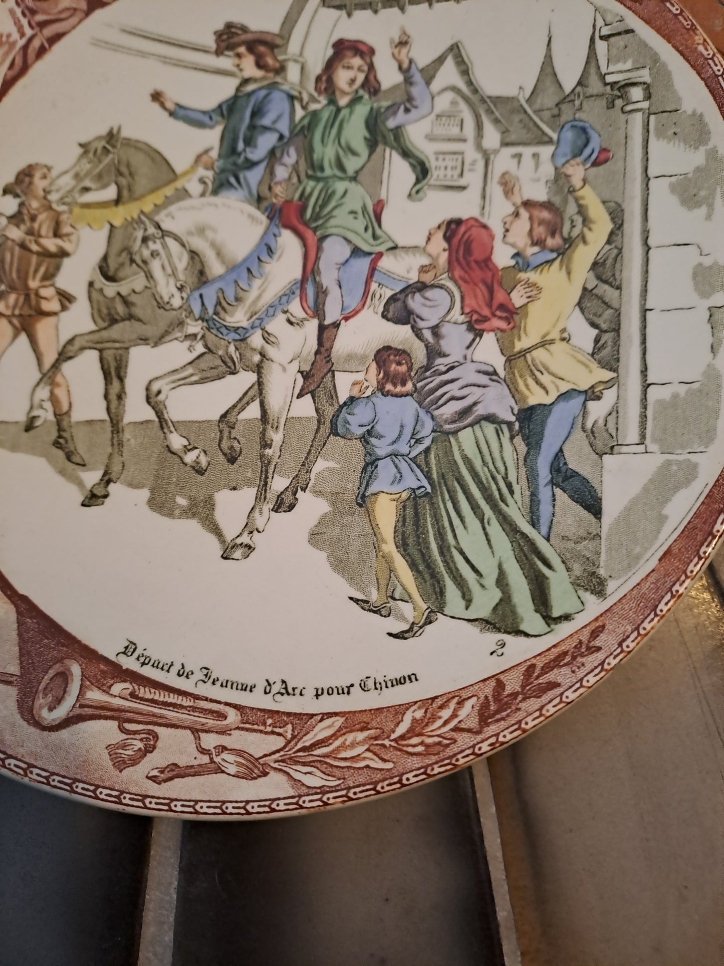 Assiette sarreguemines. Départ de Jeanne d'Arc pour Chinon. Ancien décoration vintage catholique