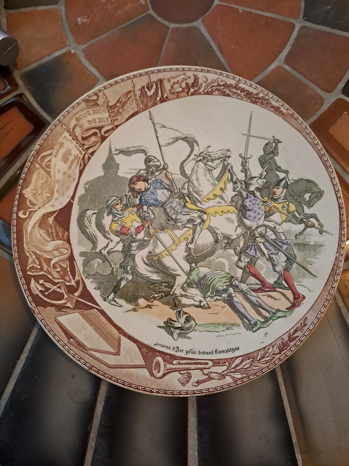 Assiette décorative.  Sarreguemines. Jeanne d'Arc Prise Devant Compiègne. Ancien décoration vintage catholique