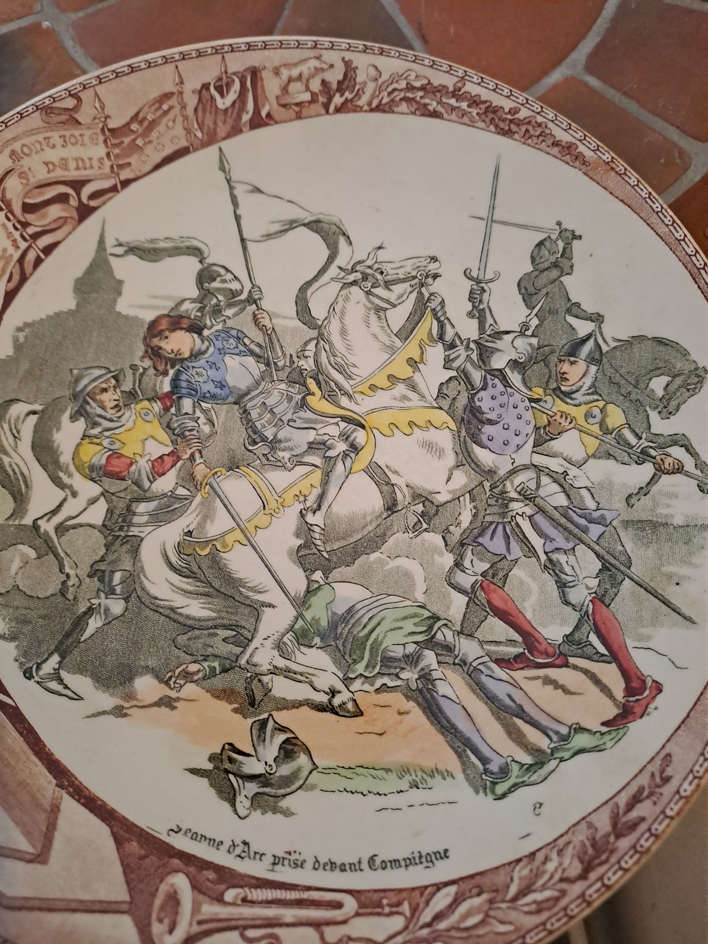 Assiette décorative.  Sarreguemines. Jeanne d'Arc Prise Devant Compiègne. Ancien décoration vintage catholique