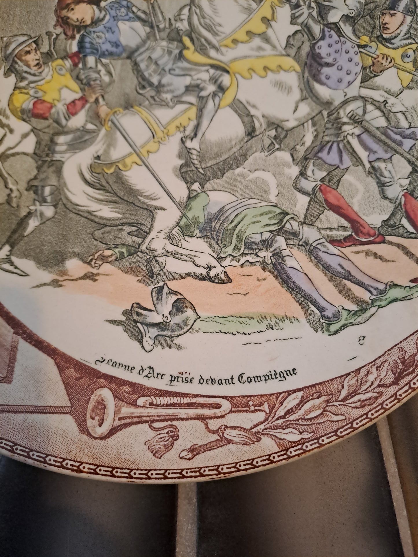 Assiette décorative.  Sarreguemines. Jeanne d'Arc Prise Devant Compiègne. Ancien décoration vintage catholique