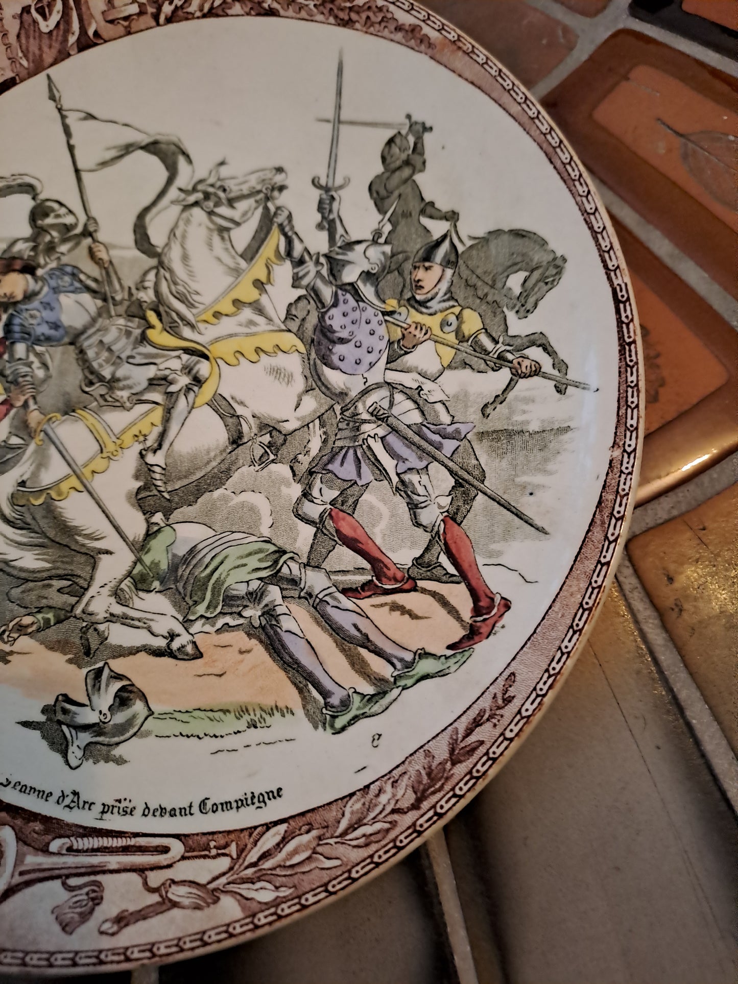 Assiette décorative.  Sarreguemines. Jeanne d'Arc Prise Devant Compiègne. Ancien décoration vintage catholique