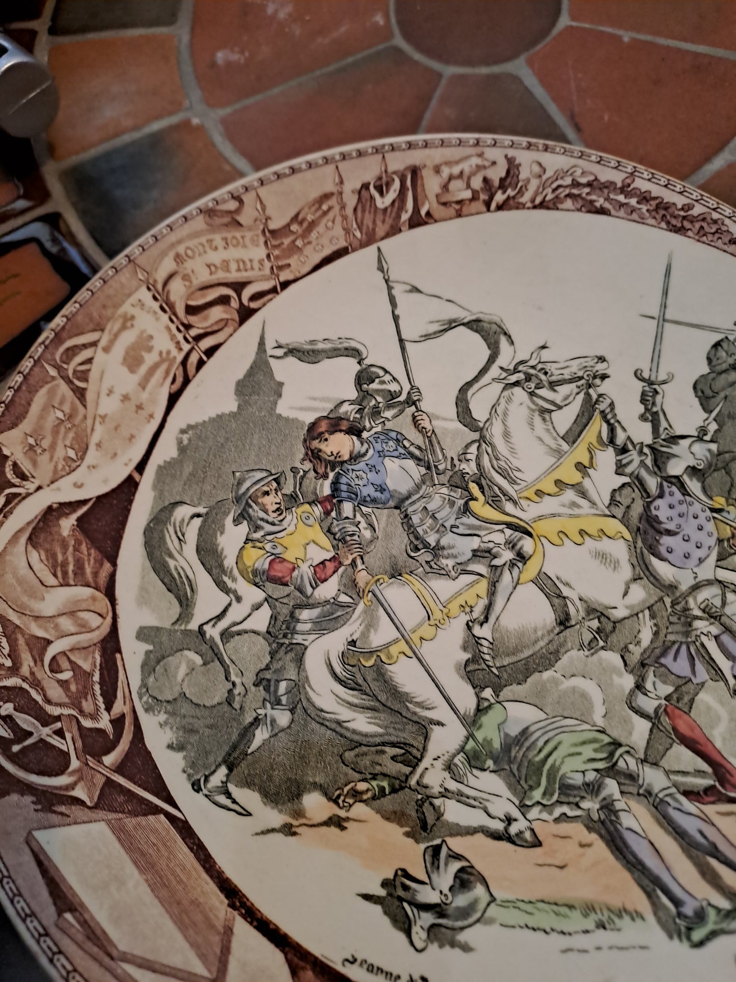 Assiette décorative.  Sarreguemines. Jeanne d'Arc Prise Devant Compiègne. Ancien décoration vintage catholique