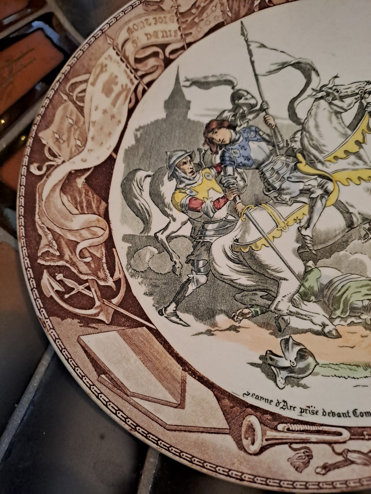 Assiette décorative.  Sarreguemines. Jeanne d'Arc Prise Devant Compiègne. Ancien décoration vintage catholique