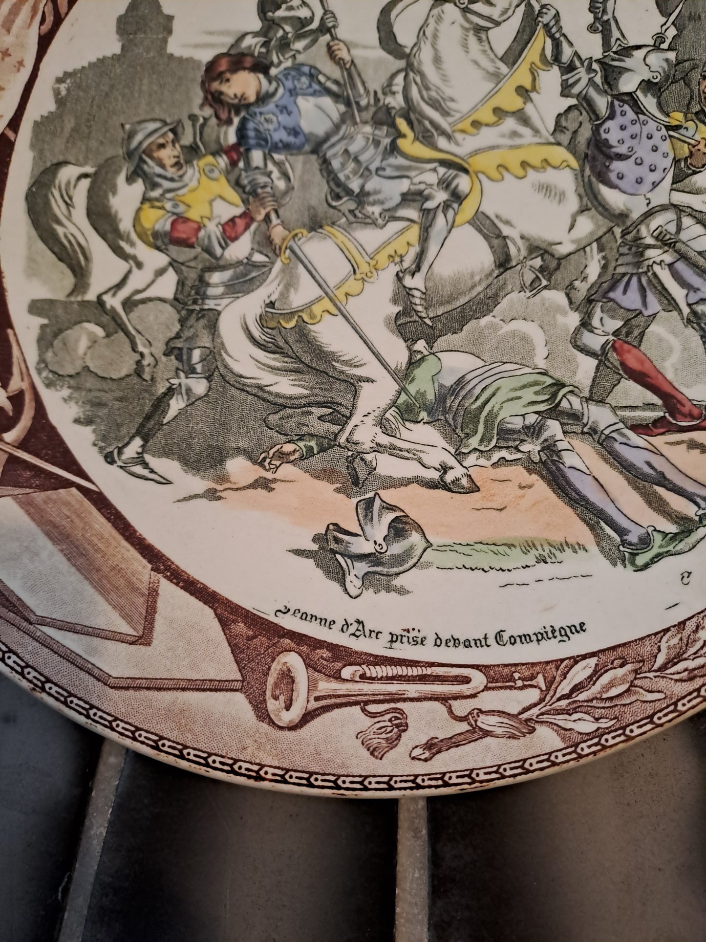 Assiette décorative.  Sarreguemines. Jeanne d'Arc Prise Devant Compiègne. Ancien décoration vintage catholique