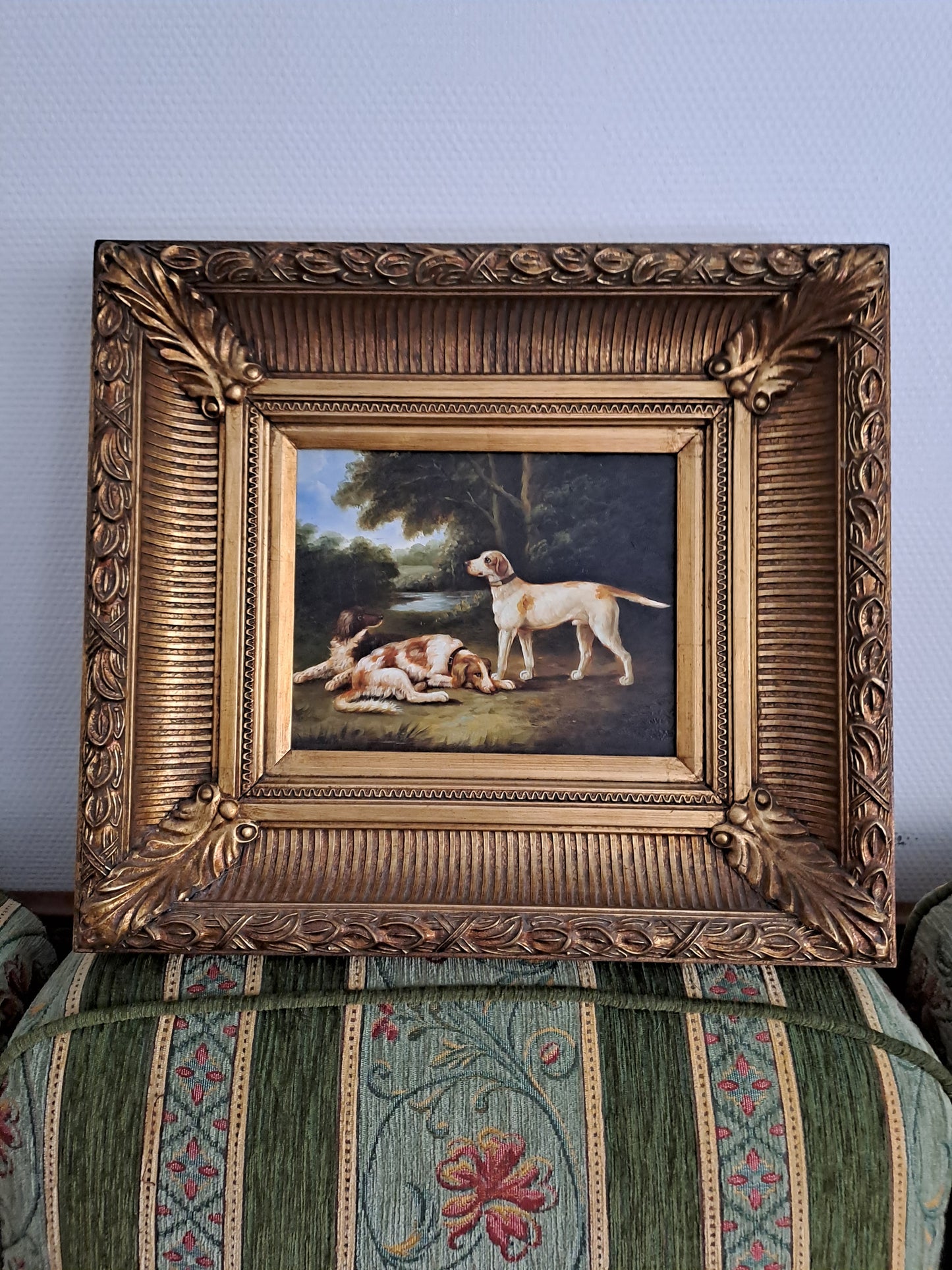 Tableau. Chiens Se Reposant Dans Un Sous-Bois. Huile Sur Panneau. 41 X 46.5 Cm.