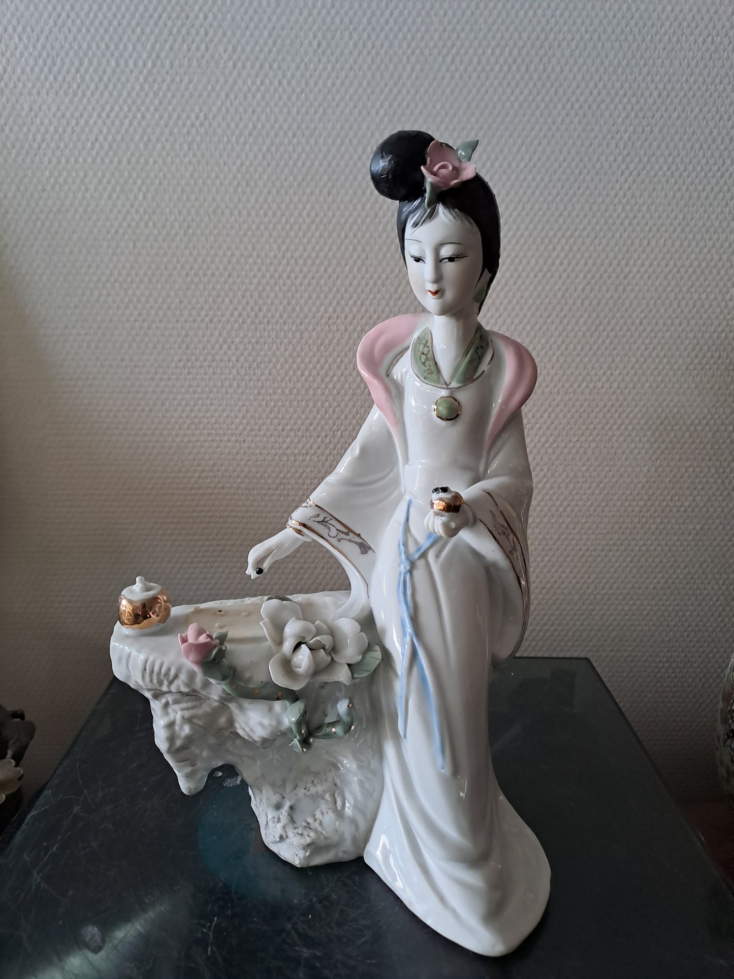 Statue Geisha. Porcelaine / Visage Biscuit. Jeu De Go. 30.5 X 17 X 12 Cm.