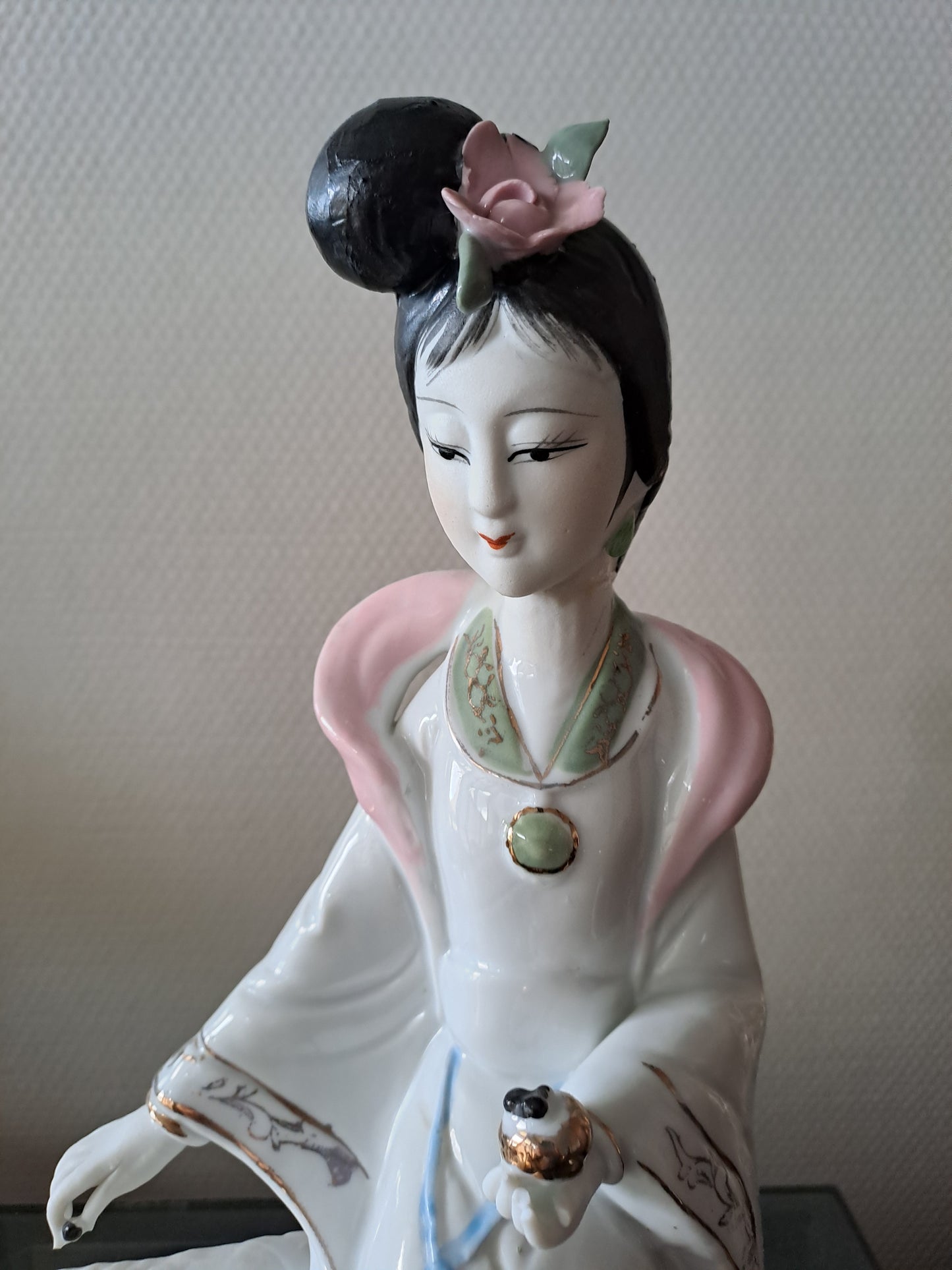 Statue Geisha. Porcelaine / Visage Biscuit. Jeu De Go. 30.5 X 17 X 12 Cm.