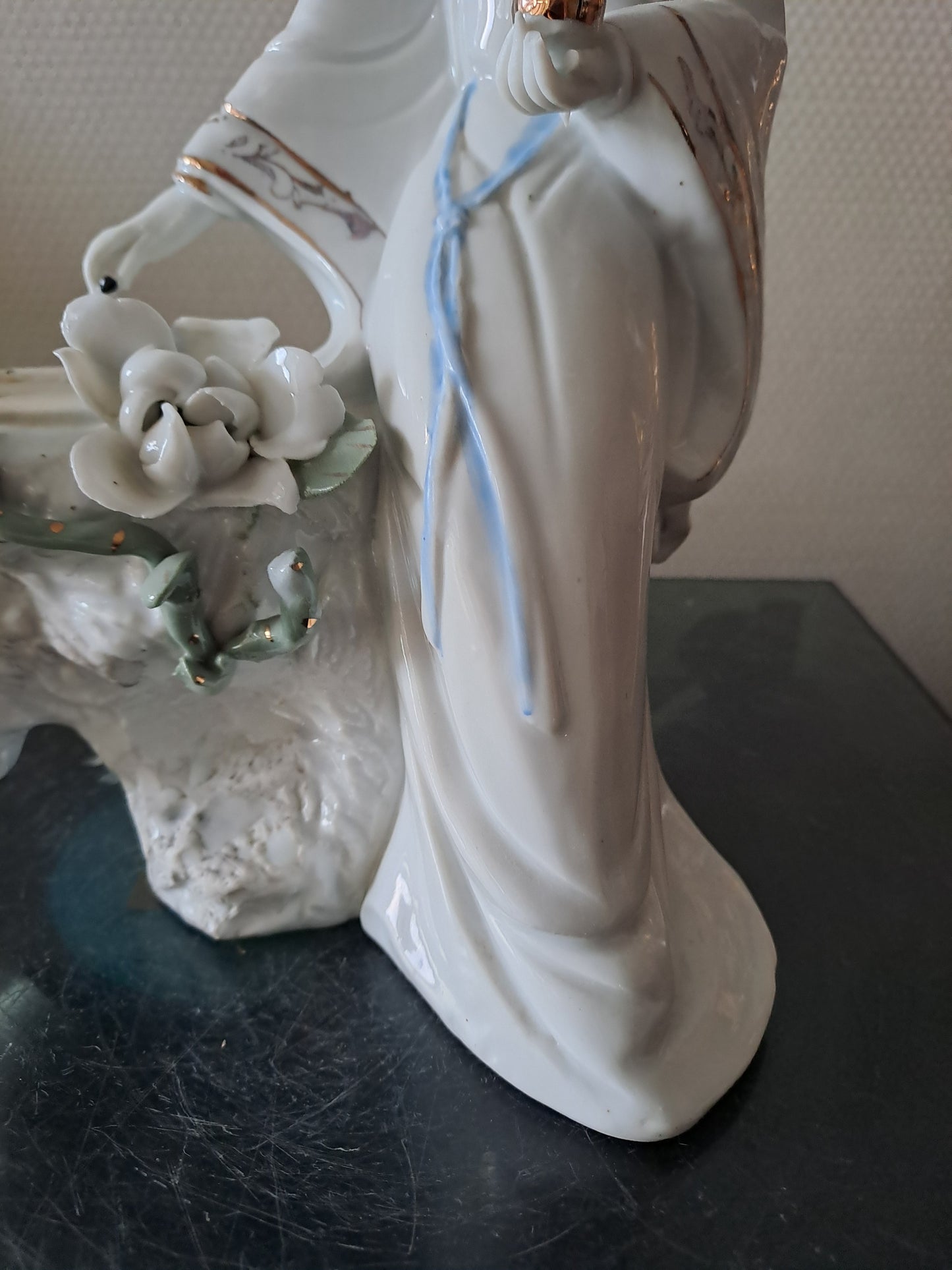 Statue Geisha. Porcelaine / Visage Biscuit. Jeu De Go. 30.5 X 17 X 12 Cm.