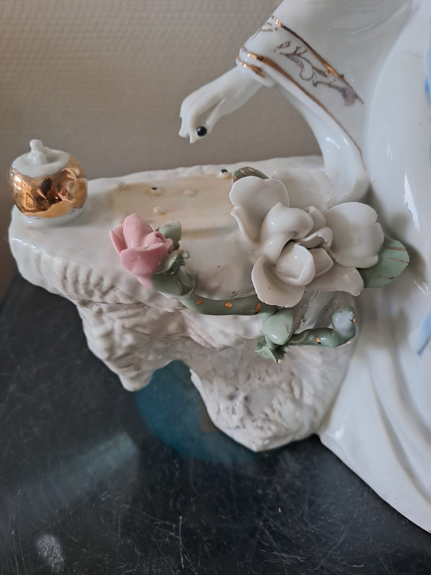 Statue Geisha. Porcelaine / Visage Biscuit. Jeu De Go. 30.5 X 17 X 12 Cm.