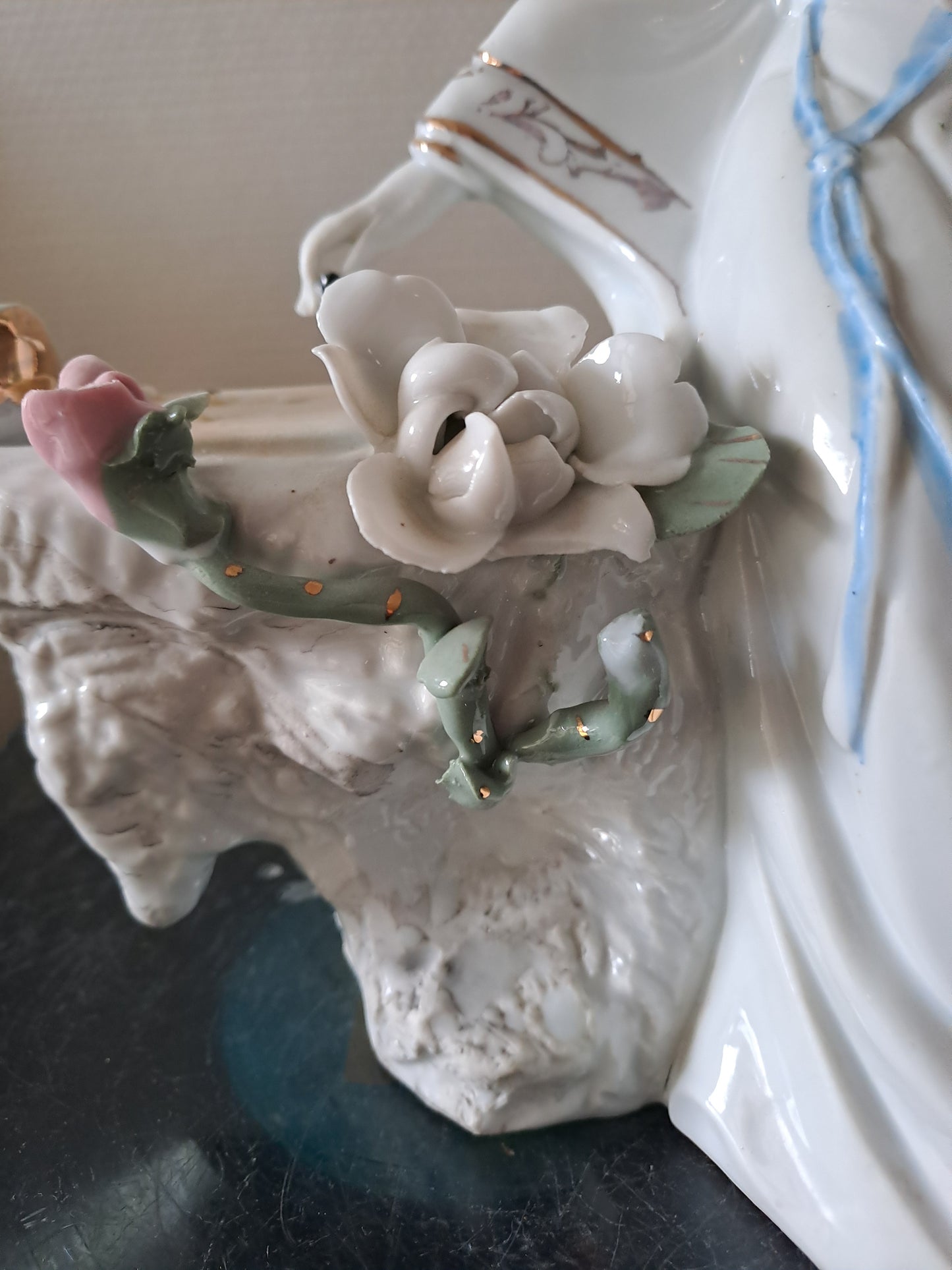 Statue Geisha. Porcelaine / Visage Biscuit. Jeu De Go. 30.5 X 17 X 12 Cm.