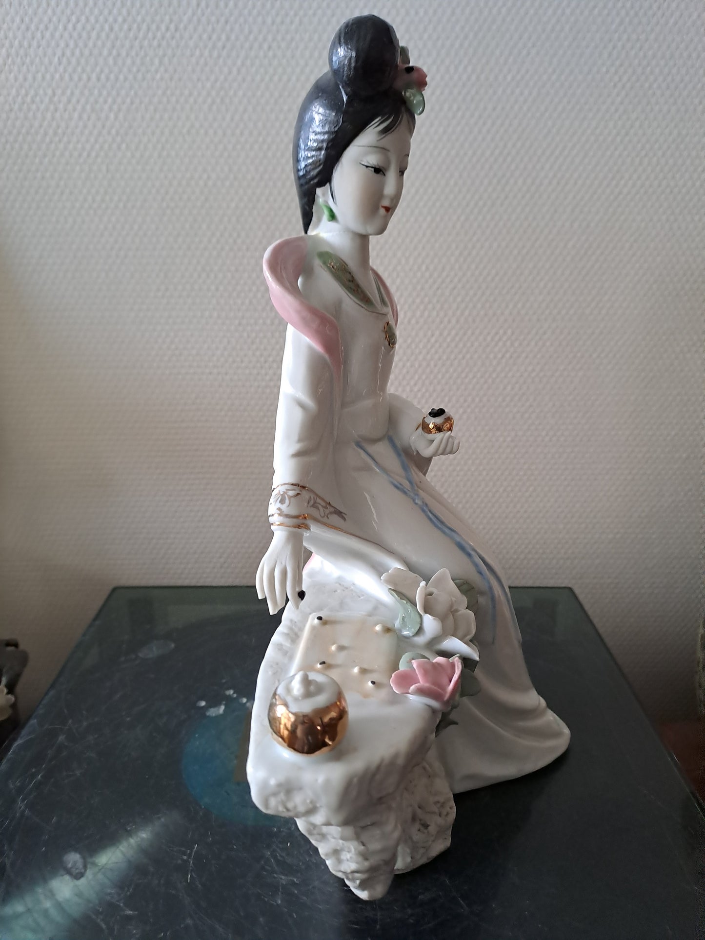 Statue Geisha. Porcelaine / Visage Biscuit. Jeu De Go. 30.5 X 17 X 12 Cm.