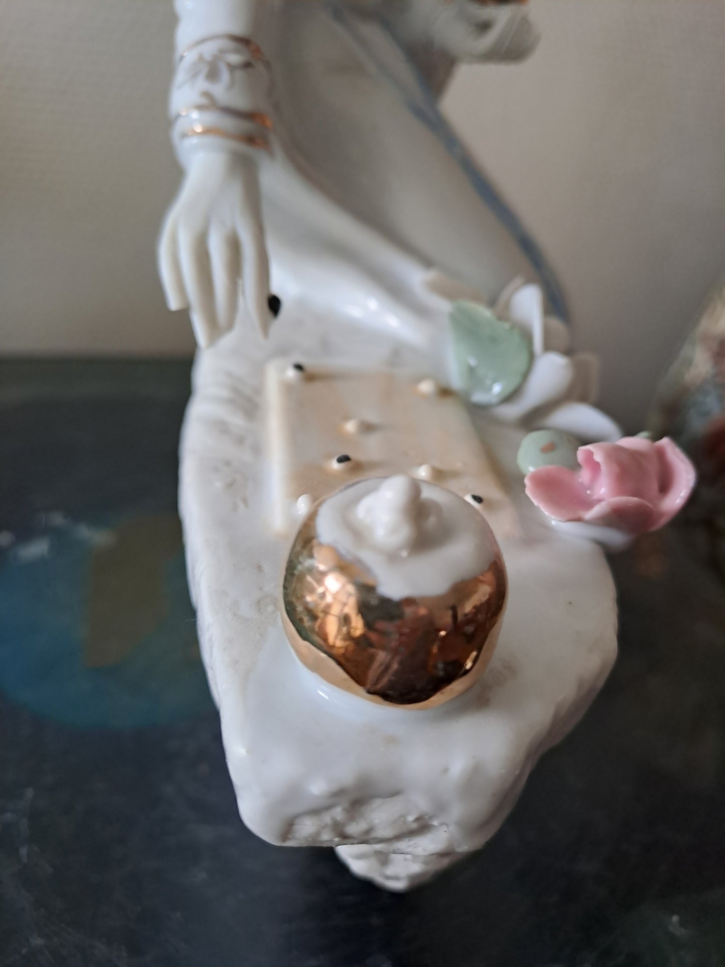 Statue Geisha. Porcelaine / Visage Biscuit. Jeu De Go. 30.5 X 17 X 12 Cm.