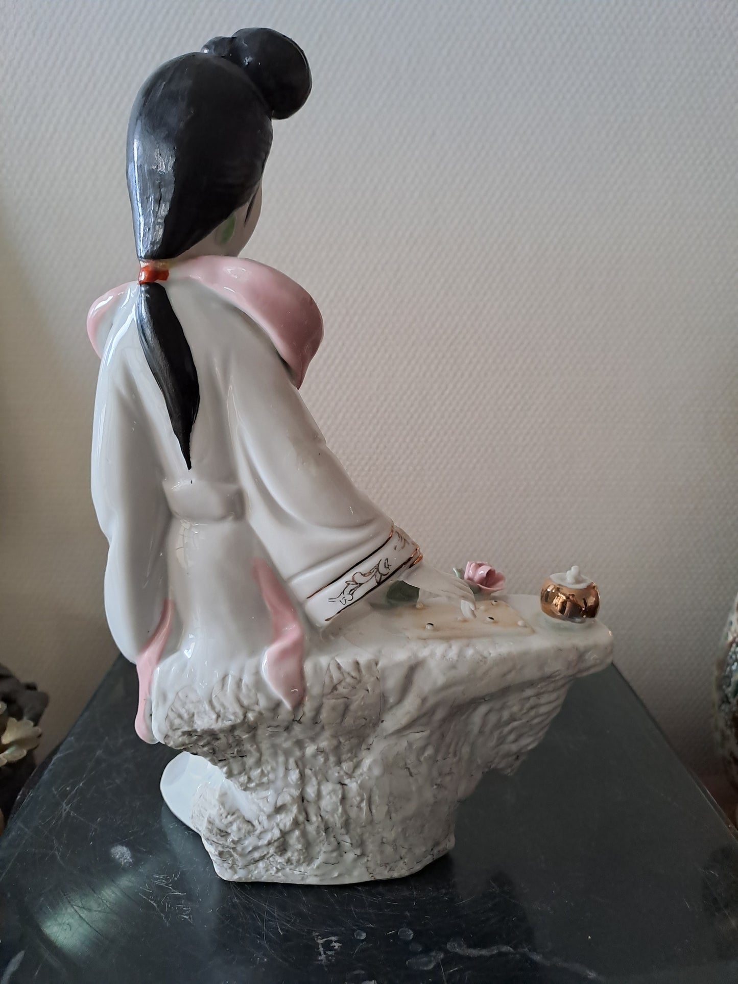 Statue Geisha. Porcelaine / Visage Biscuit. Jeu De Go. 30.5 X 17 X 12 Cm.