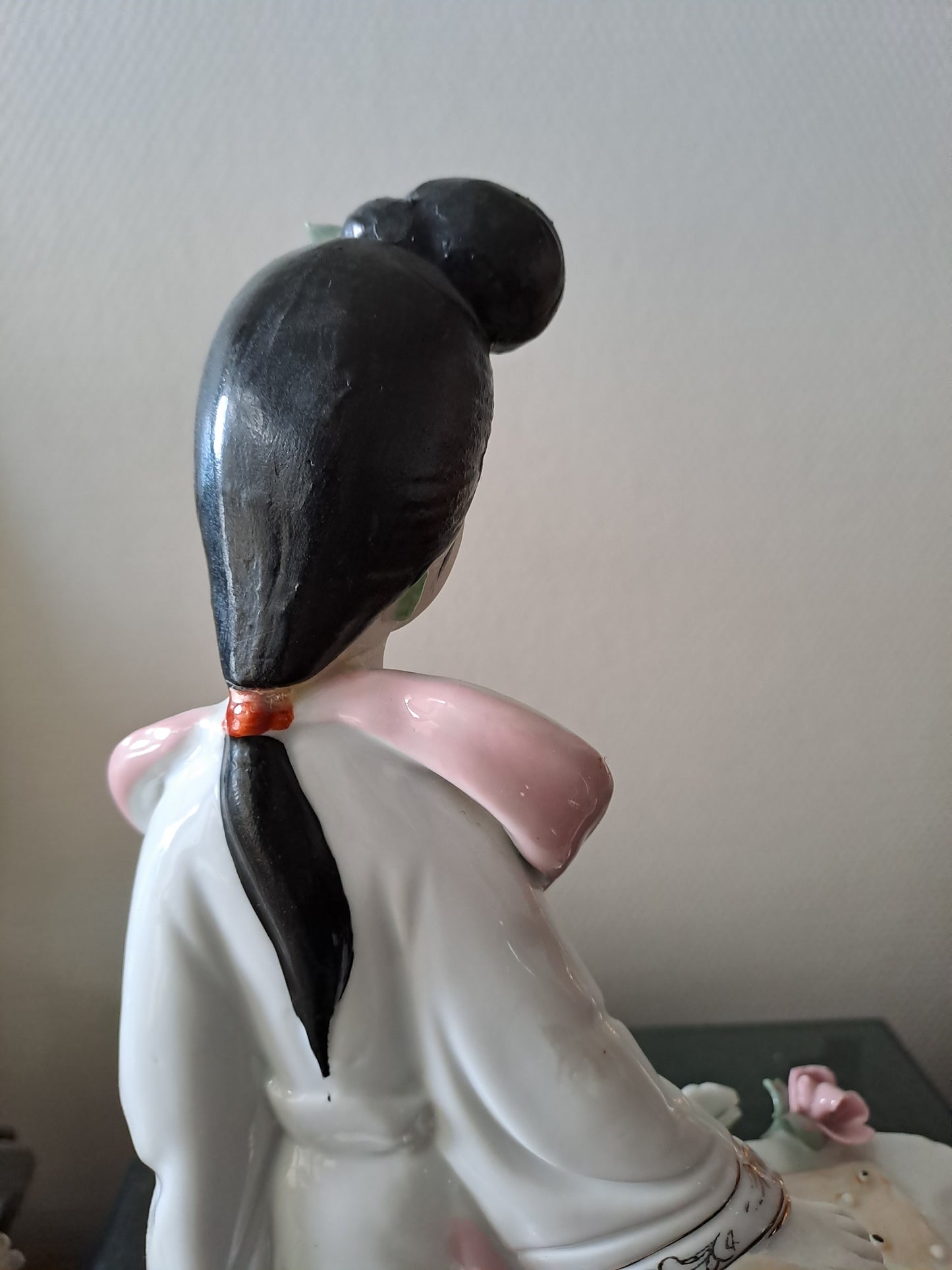 Statue Geisha. Porcelaine / Visage Biscuit. Jeu De Go. 30.5 X 17 X 12 Cm.