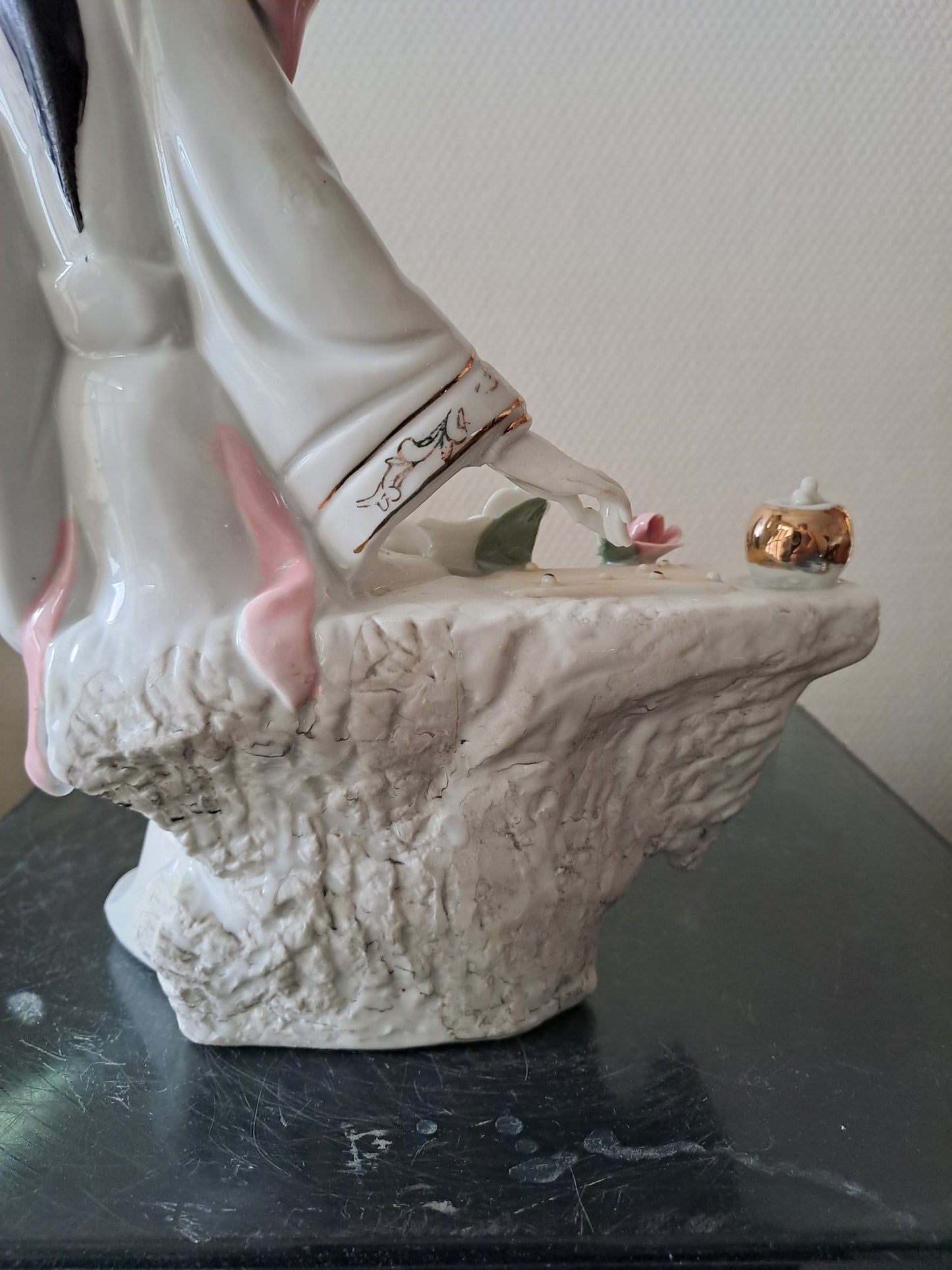 Statue Geisha. Porcelaine / Visage Biscuit. Jeu De Go. 30.5 X 17 X 12 Cm.