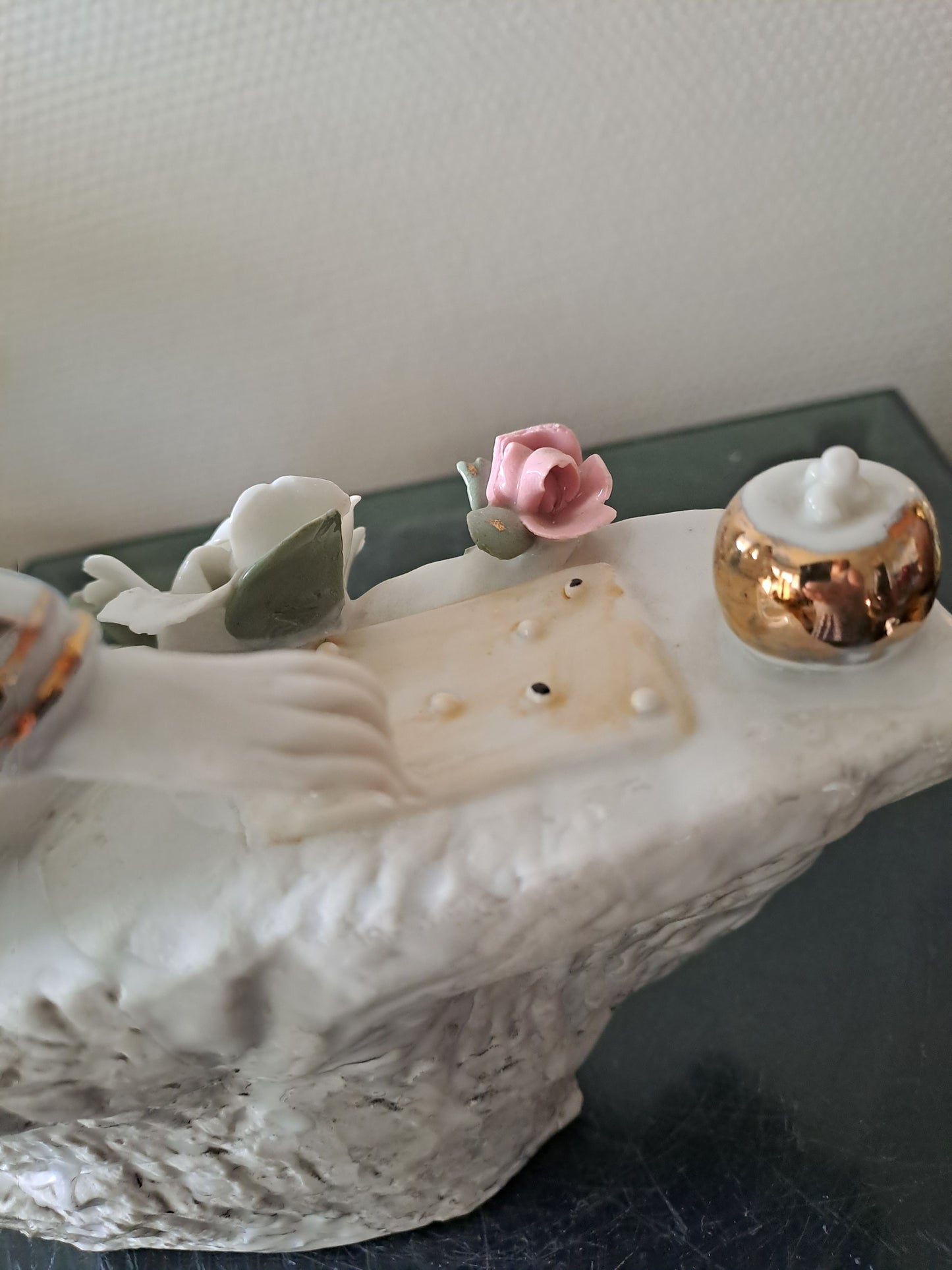 Statue Geisha. Porcelaine / Visage Biscuit. Jeu De Go. 30.5 X 17 X 12 Cm.