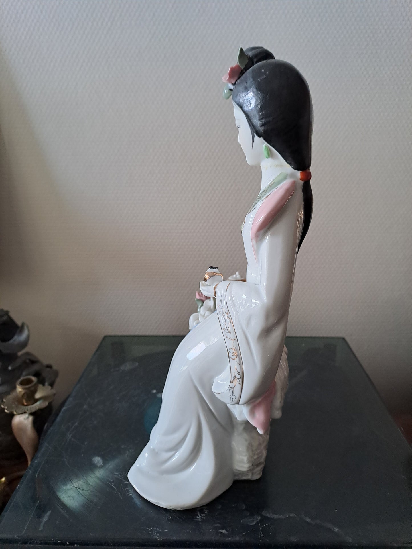 Statue Geisha. Porcelaine / Visage Biscuit. Jeu De Go. 30.5 X 17 X 12 Cm.