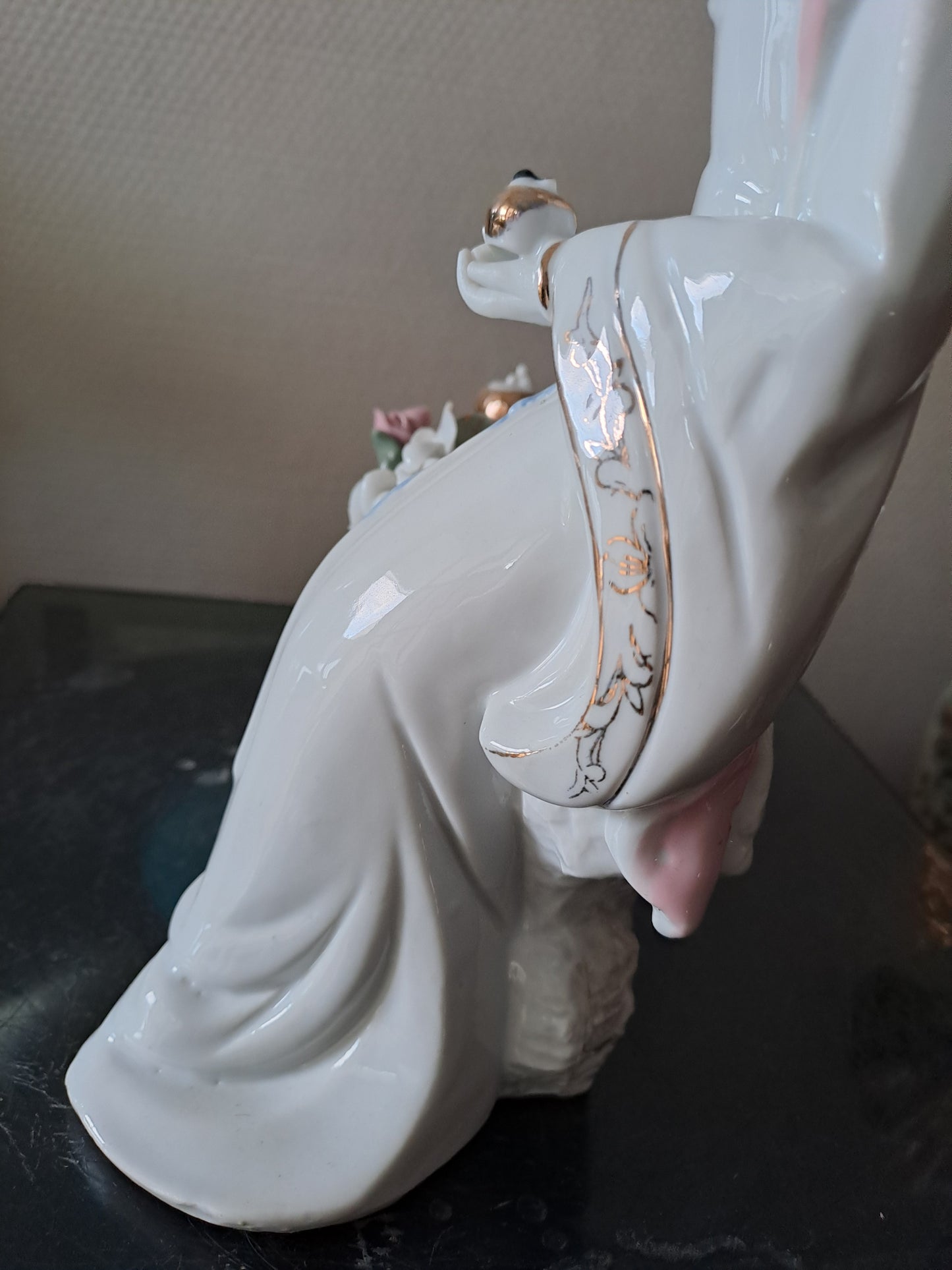 Statue Geisha. Porcelaine / Visage Biscuit. Jeu De Go. 30.5 X 17 X 12 Cm.