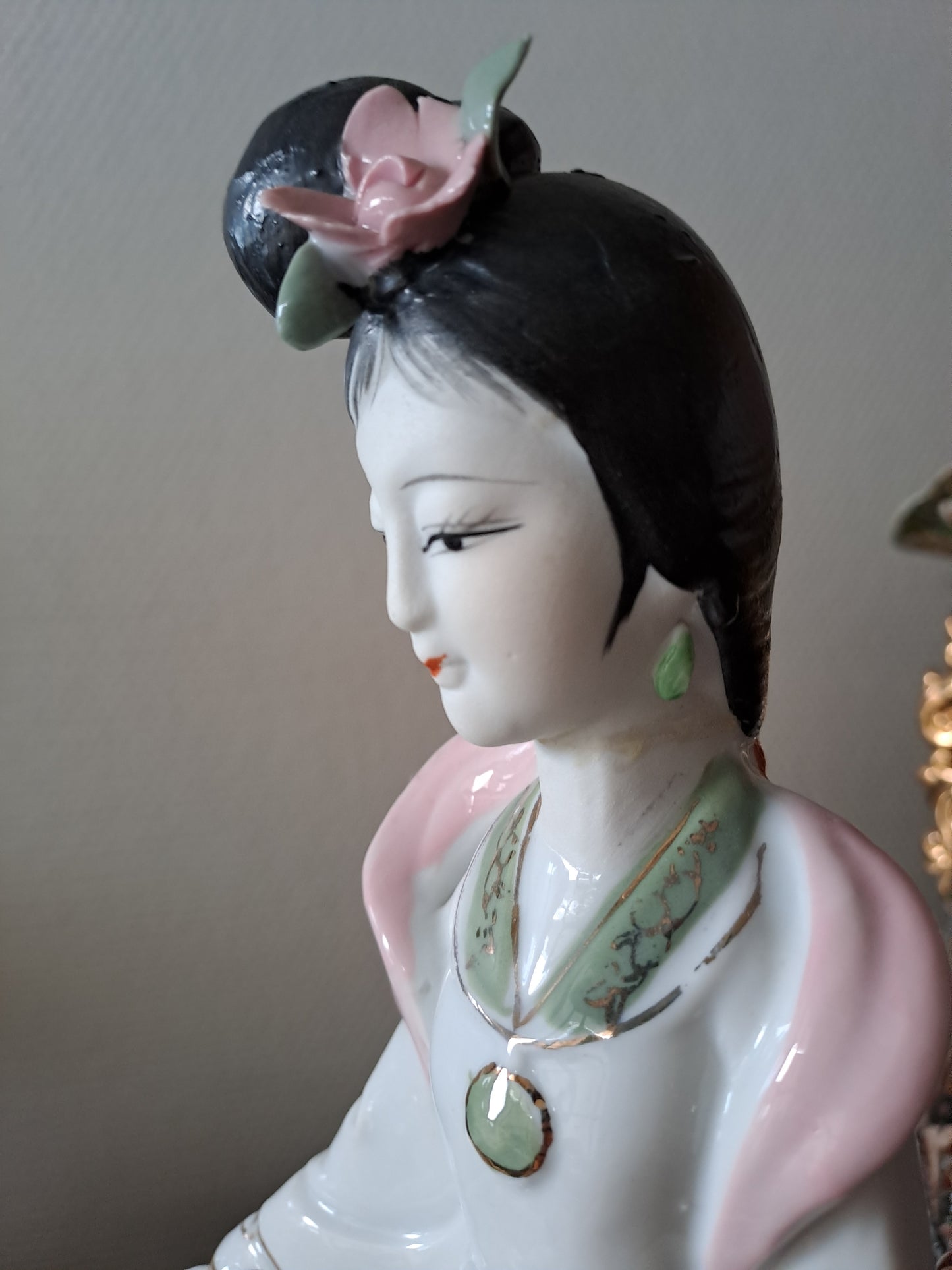 Statue Geisha. Porcelaine / Visage Biscuit. Jeu De Go. 30.5 X 17 X 12 Cm.